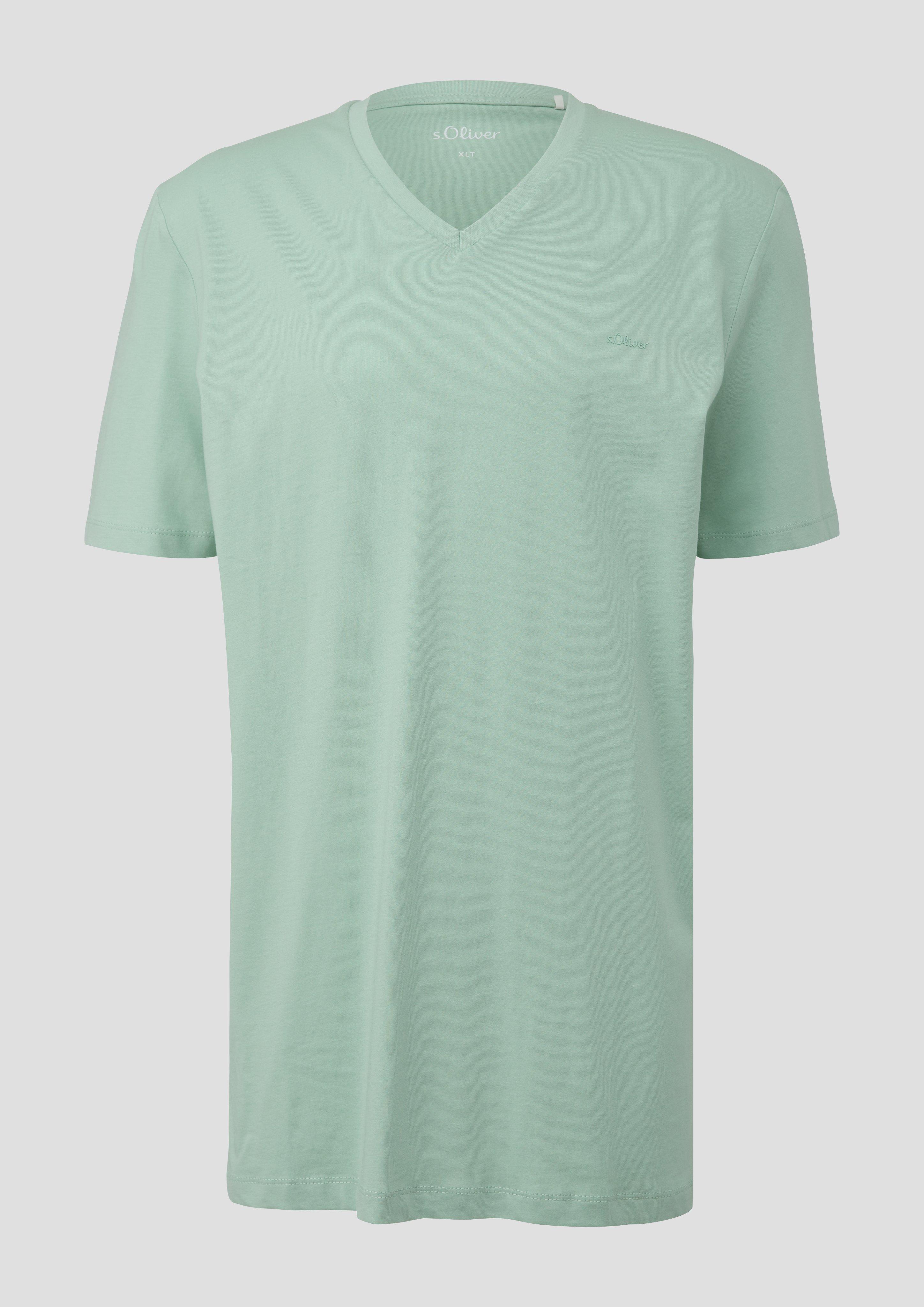 Thumbnail - s.Oliver - T-Shirt mit V-Ausschnitt und Logo-Detail, Herren, grün