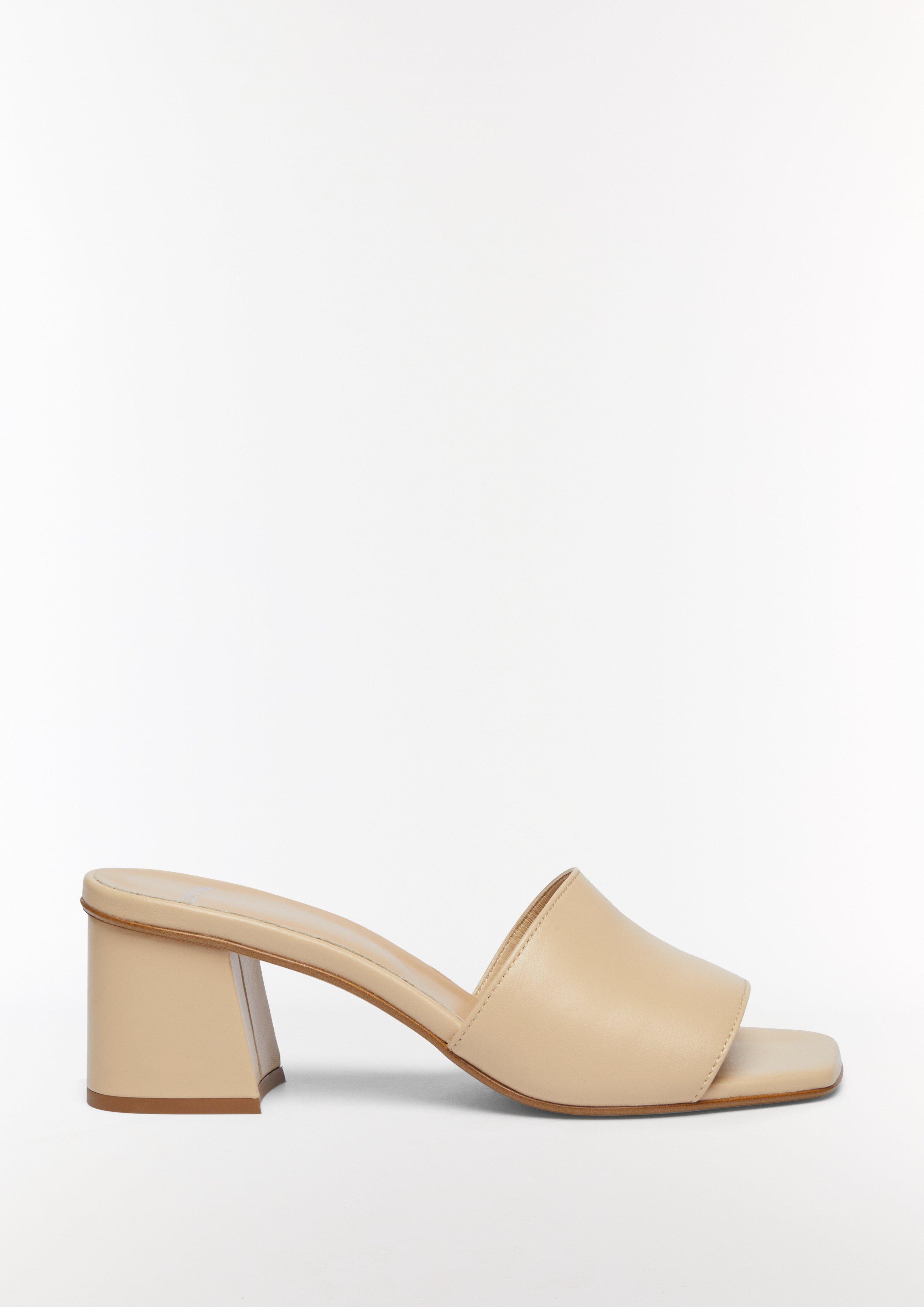 Leather sandals with a block heel sand Comma