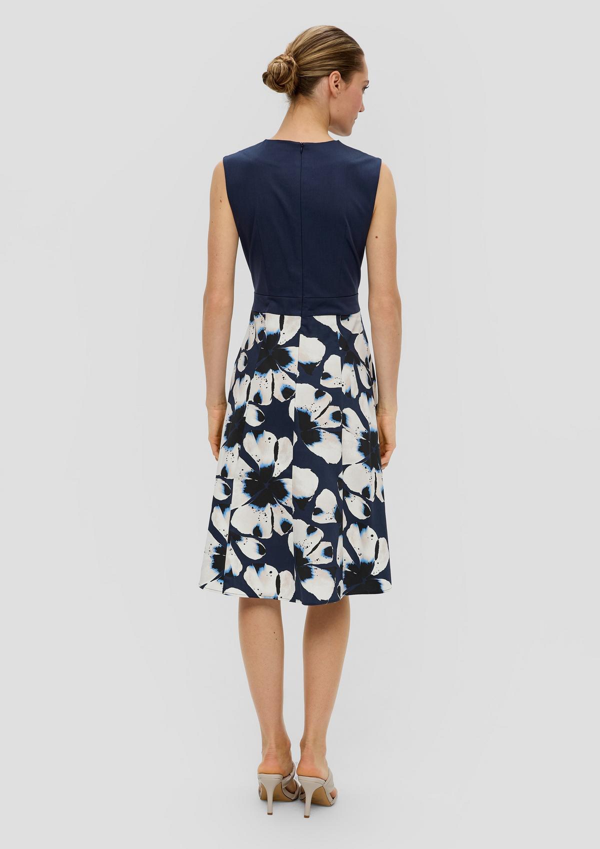 s.Oliver Floral gemustertes Kleid mit Tunika-Ausschnitt
