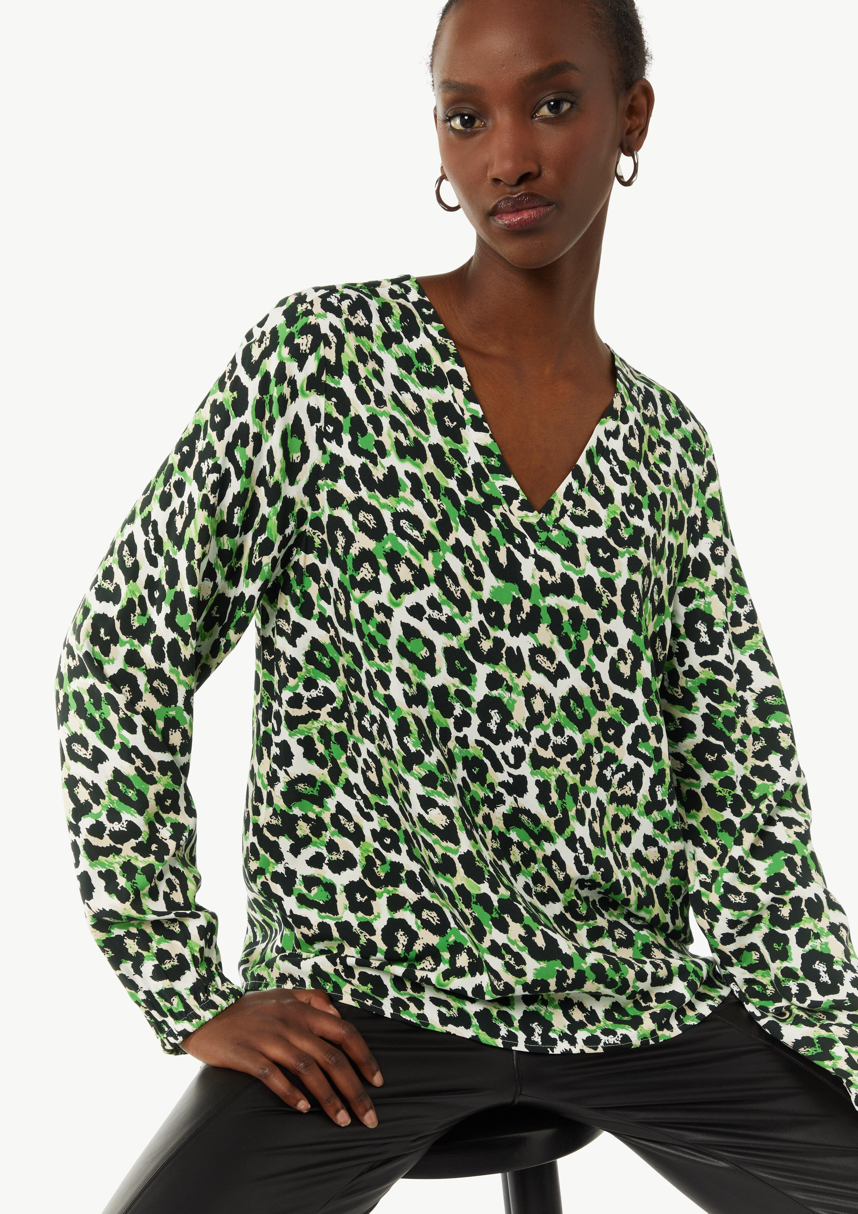 Viscose blouse with a leopard print pattern and a V-neckline Viscose blouse with a leopard print pattern and a V-neckline