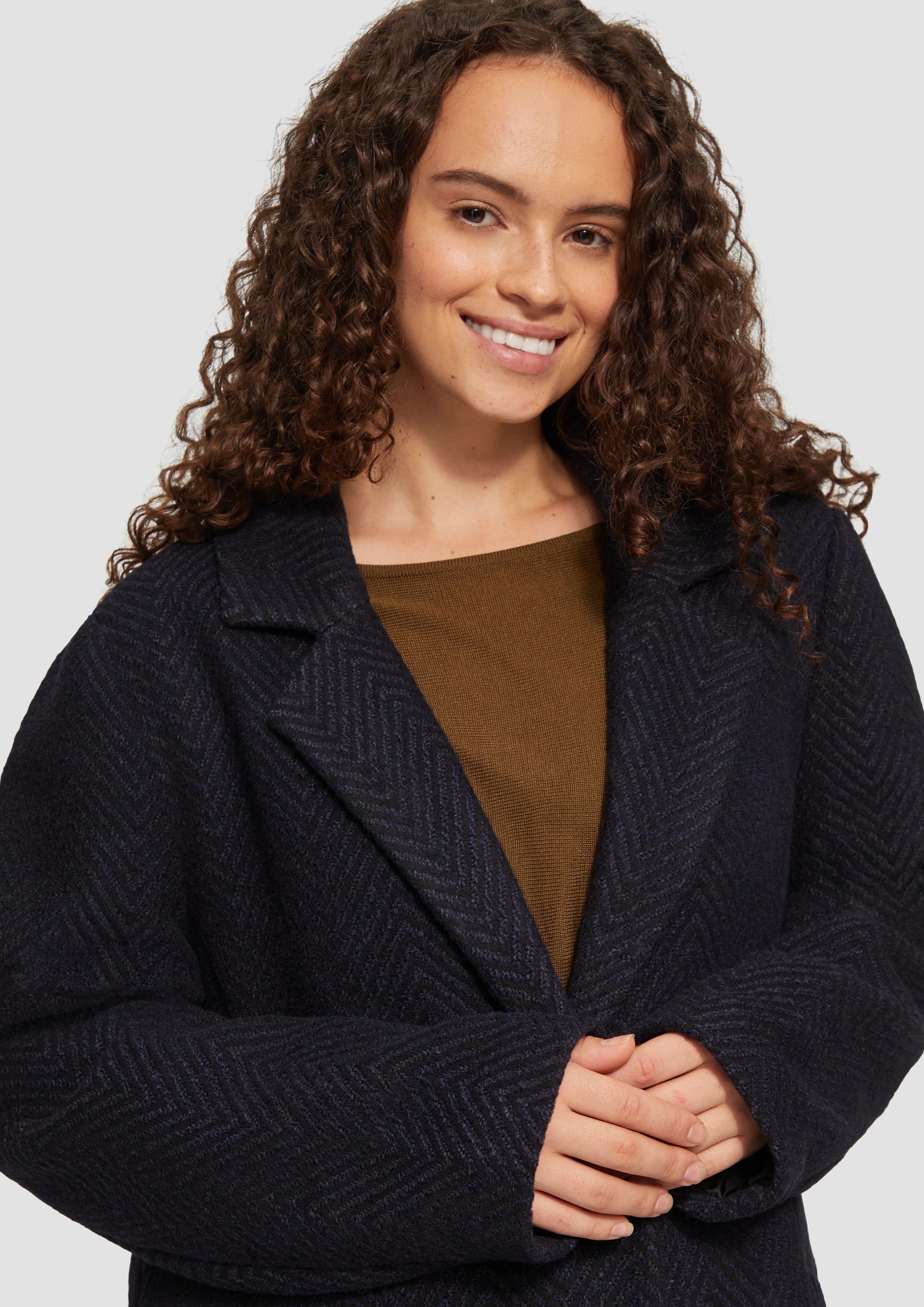 Coat with a lapel collar and a classic herringbone pattern Coat with a lapel collar and a classic herringbone pattern