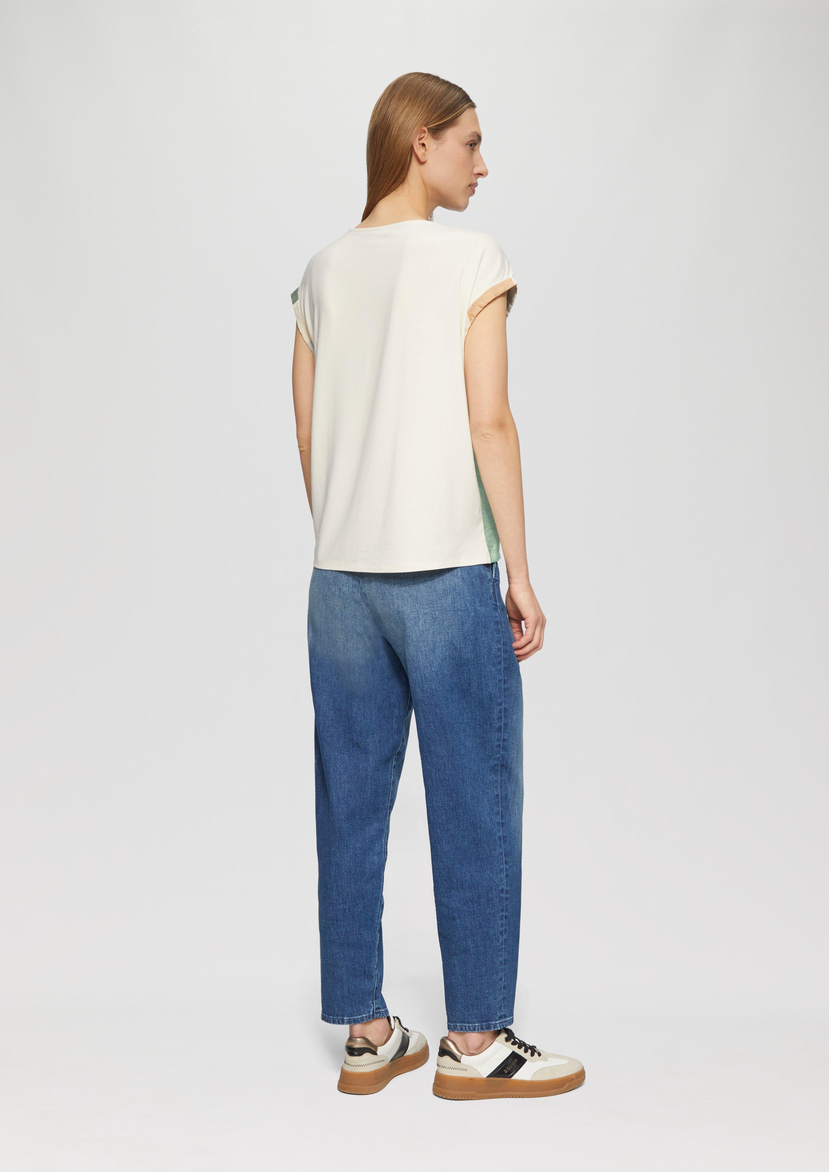 T-Shirt in 65E1, 99D0 & 02E1