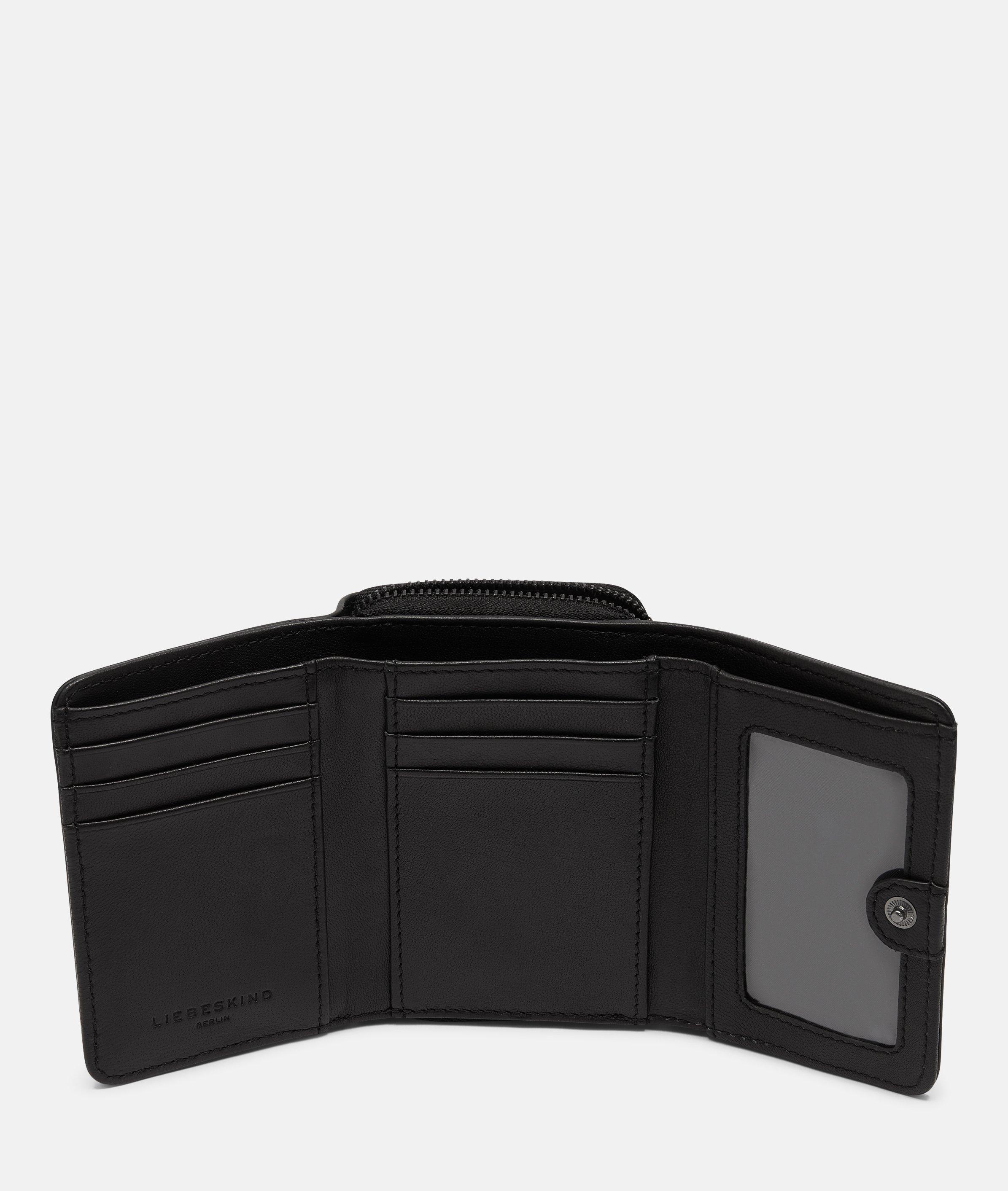 Hera Pablita in black