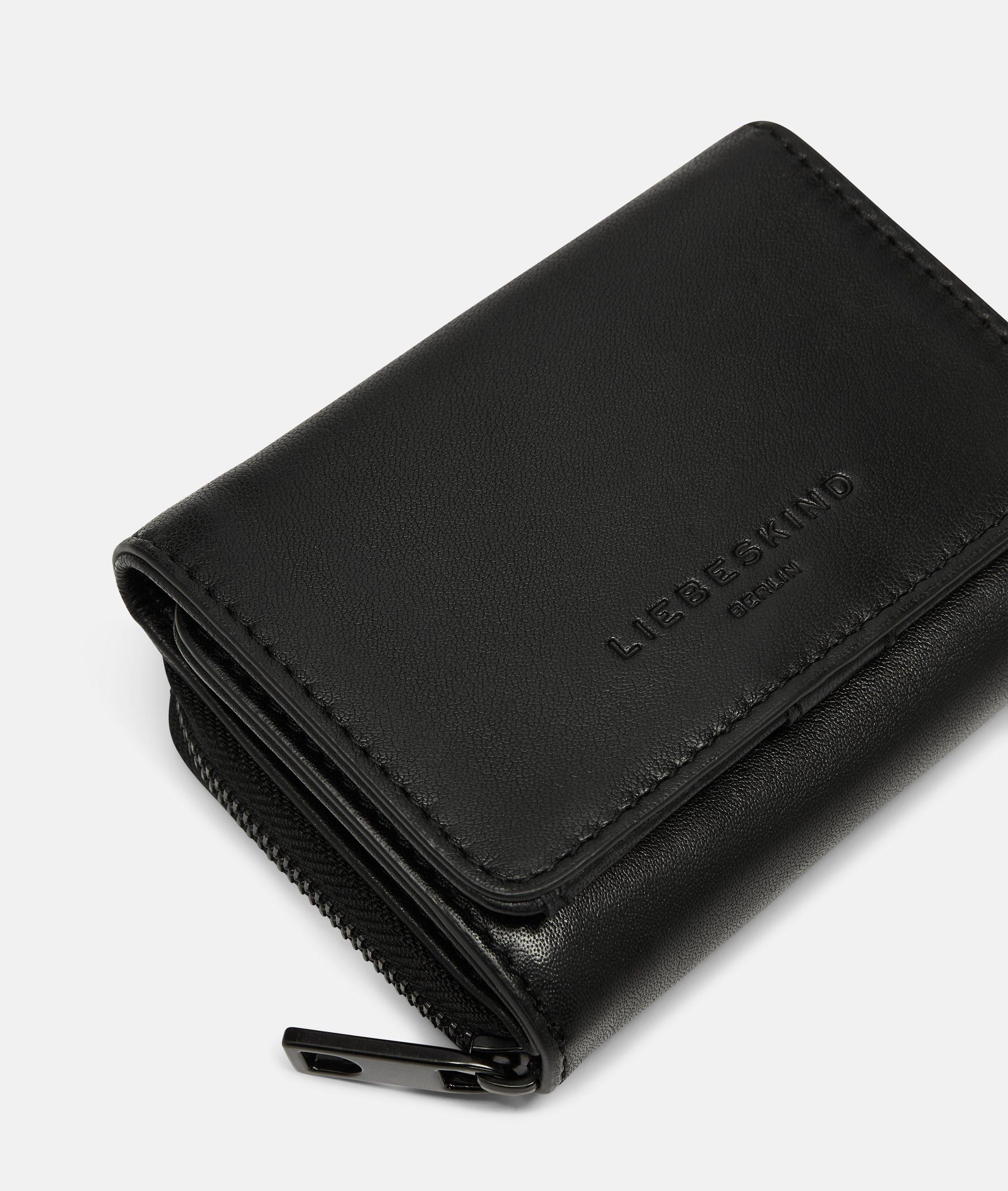 Hera Pablita in black