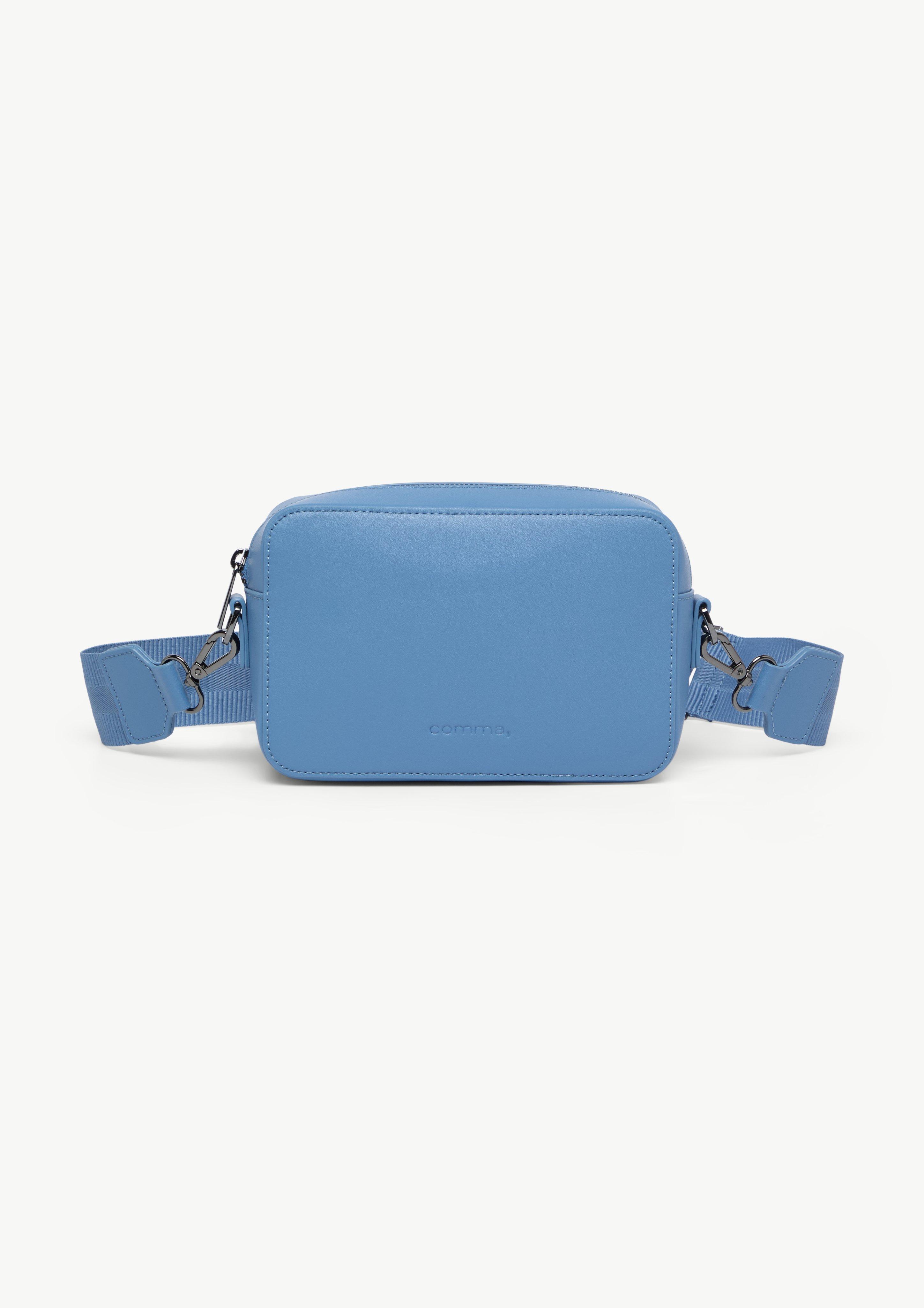Artikel klicken und genauer betrachten! - Crossbody-Eleganz trifft auf Funktionalität: Diese hochwertige Ledertasche aus feinstem Rindsleder begeistert mit zeitlosem Design und praktischen Details. Das geräumige Steckfach bietet Platz für Ihre Essentials, während der Reißverschluss für sichere Aufbewahrung sorgt. Der verstellbare Tragehenkel ermöglicht vielseitige Stylingoptionen. | im Online Shop kaufen