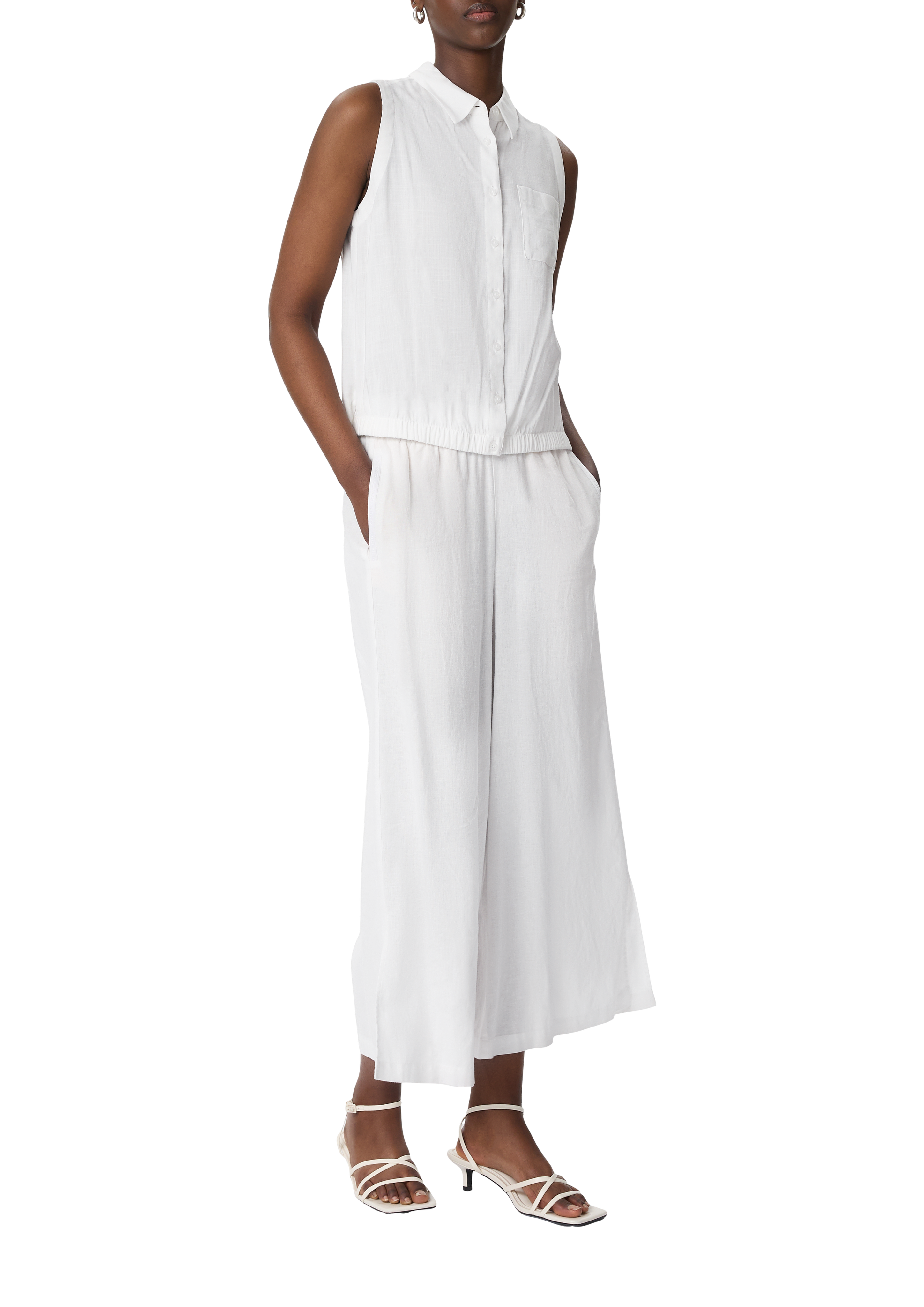 Sleeveless shirt blouse made from a lightweight viscose