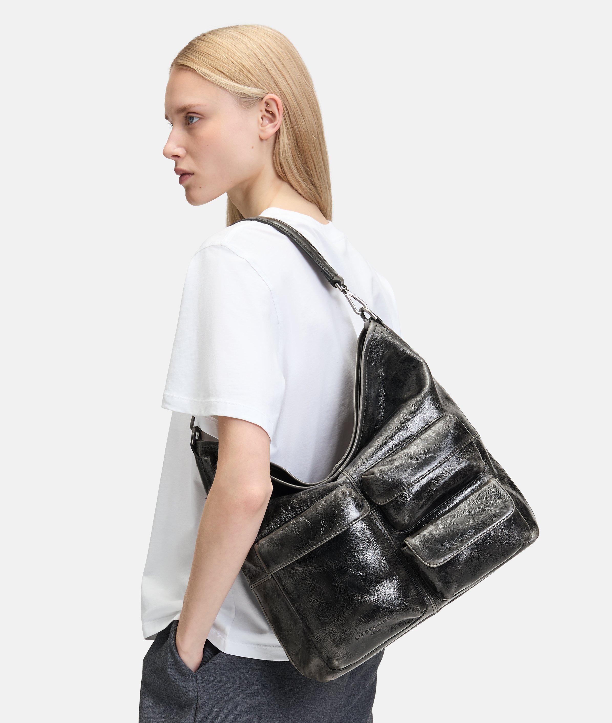 Damen Geräumige Hobo-Bag mit glossy Finish in olive von Liebeskind Berlin
