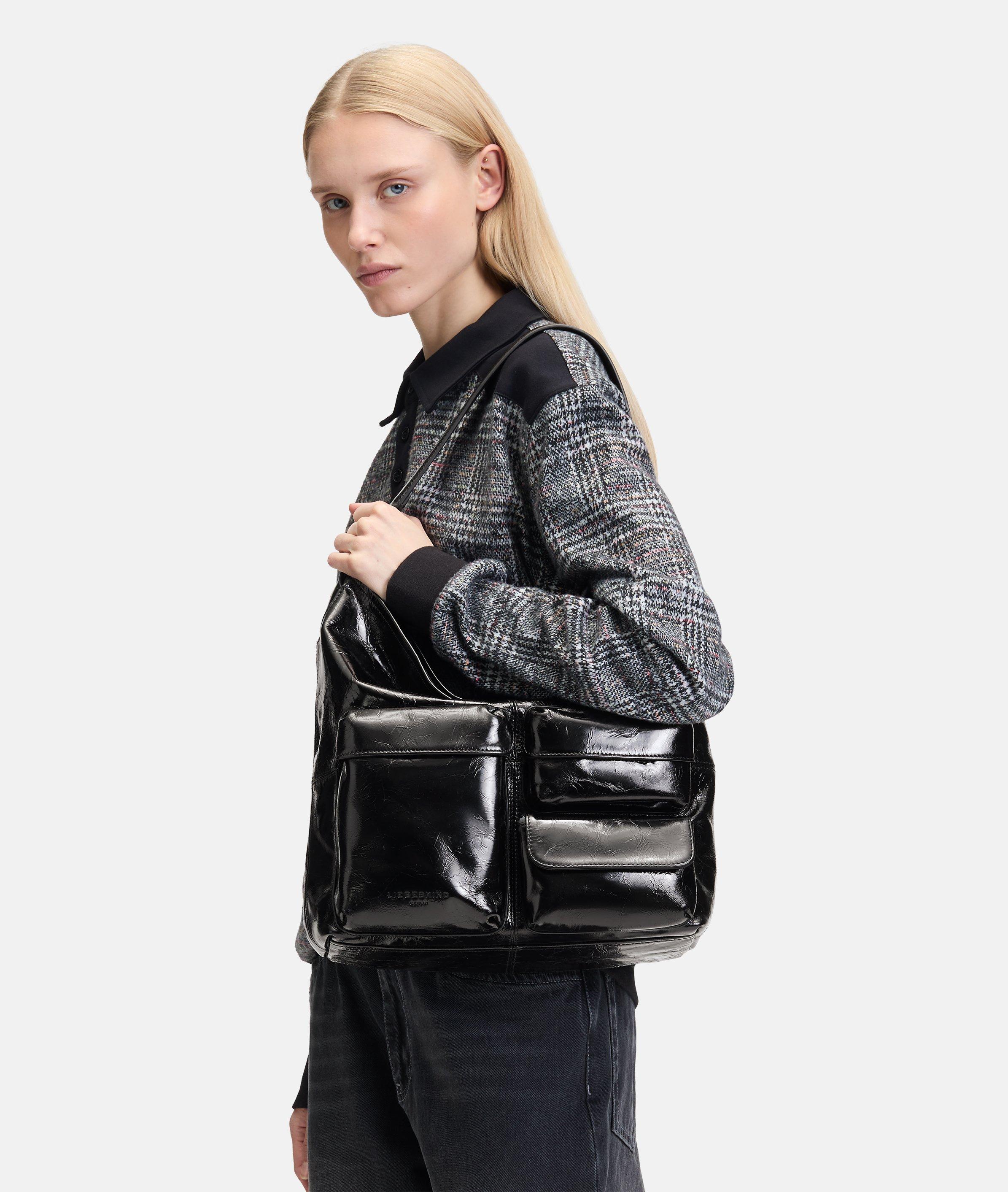Damen Geräumige Hobo-Bag mit glossy Finish in schwarz von Liebeskind Berlin