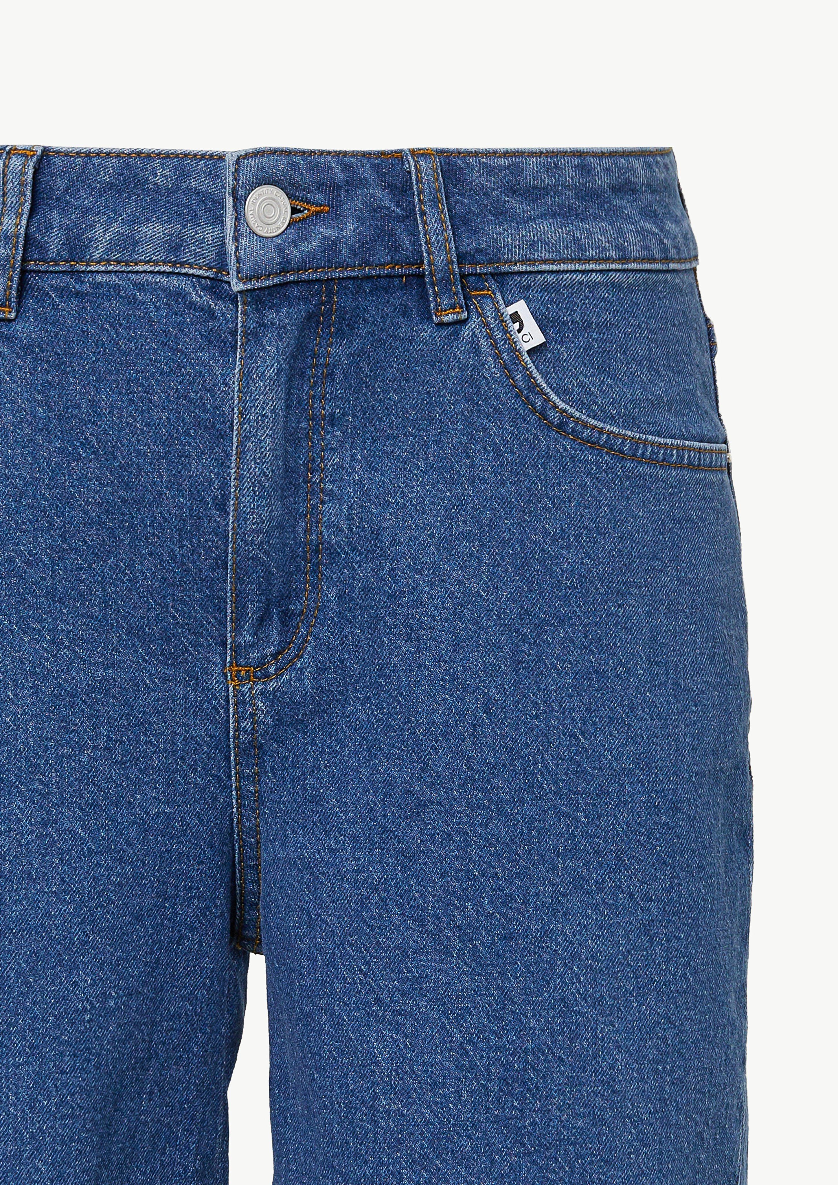Bermuda jeans with a high-rise waistband and unfinished hems