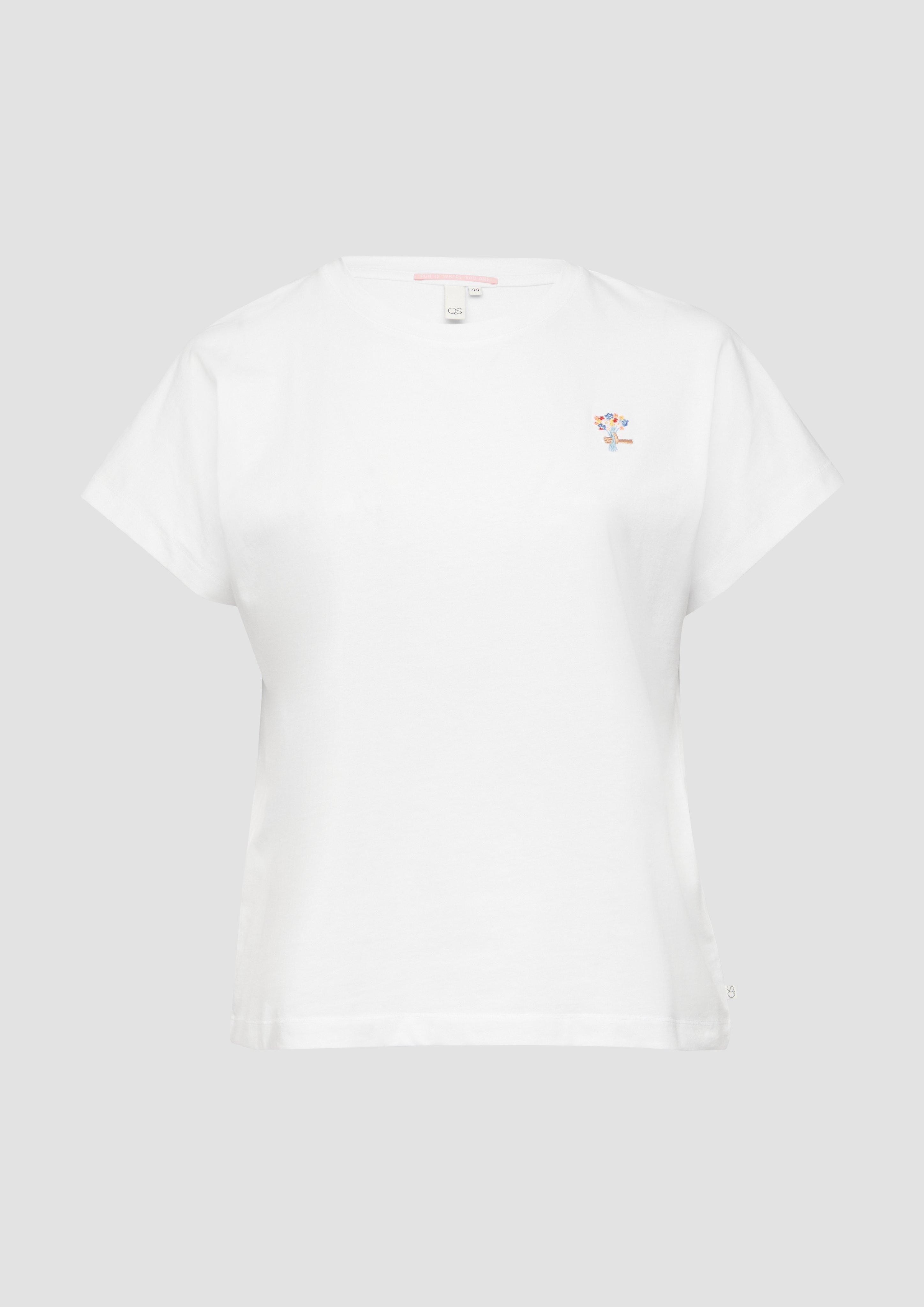 QS - Lässiges Shirt mit angeschnittener Schulter und kleiner Stickerei, Damen, weiß