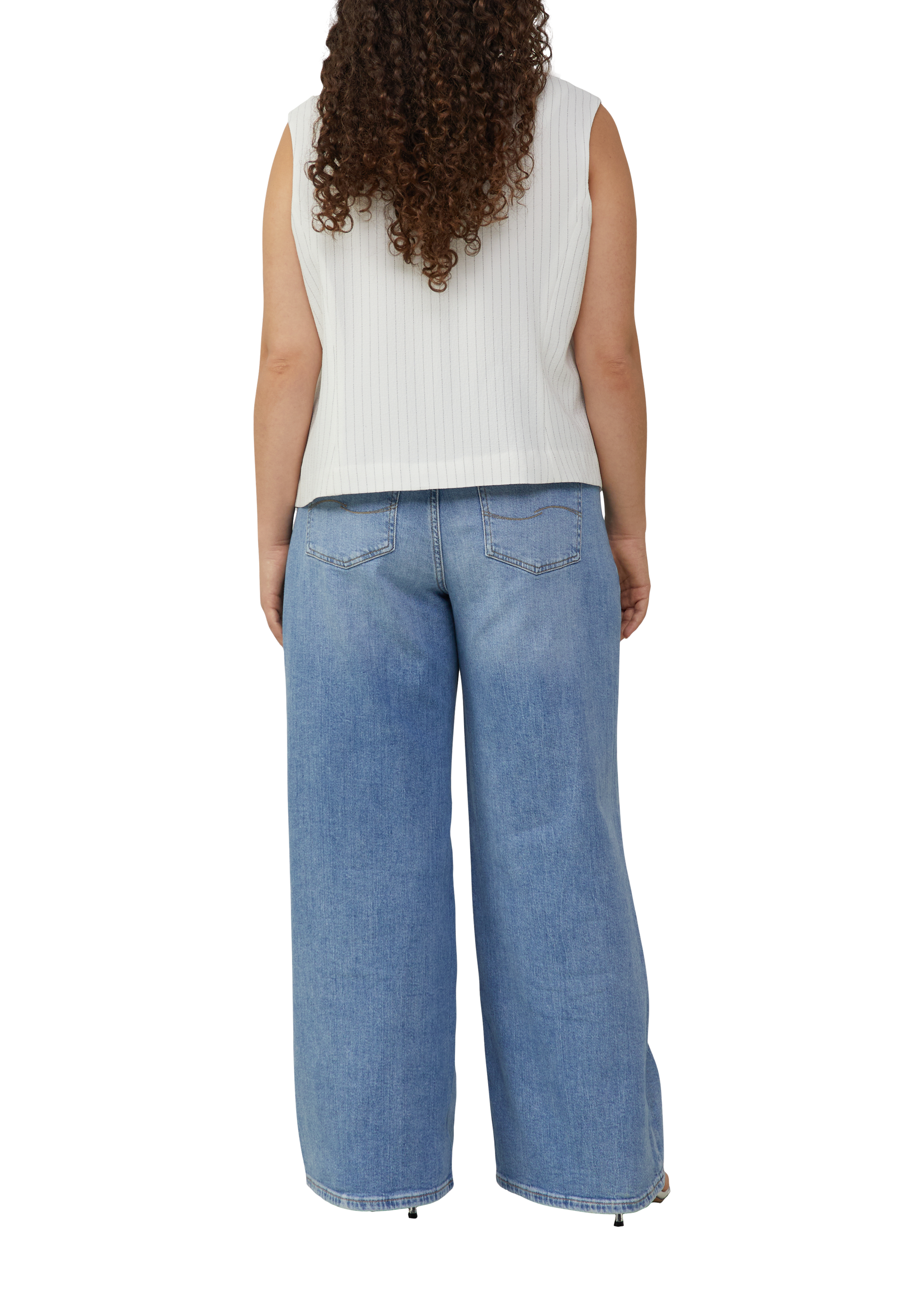 Thumbnail - Indoor-Weste