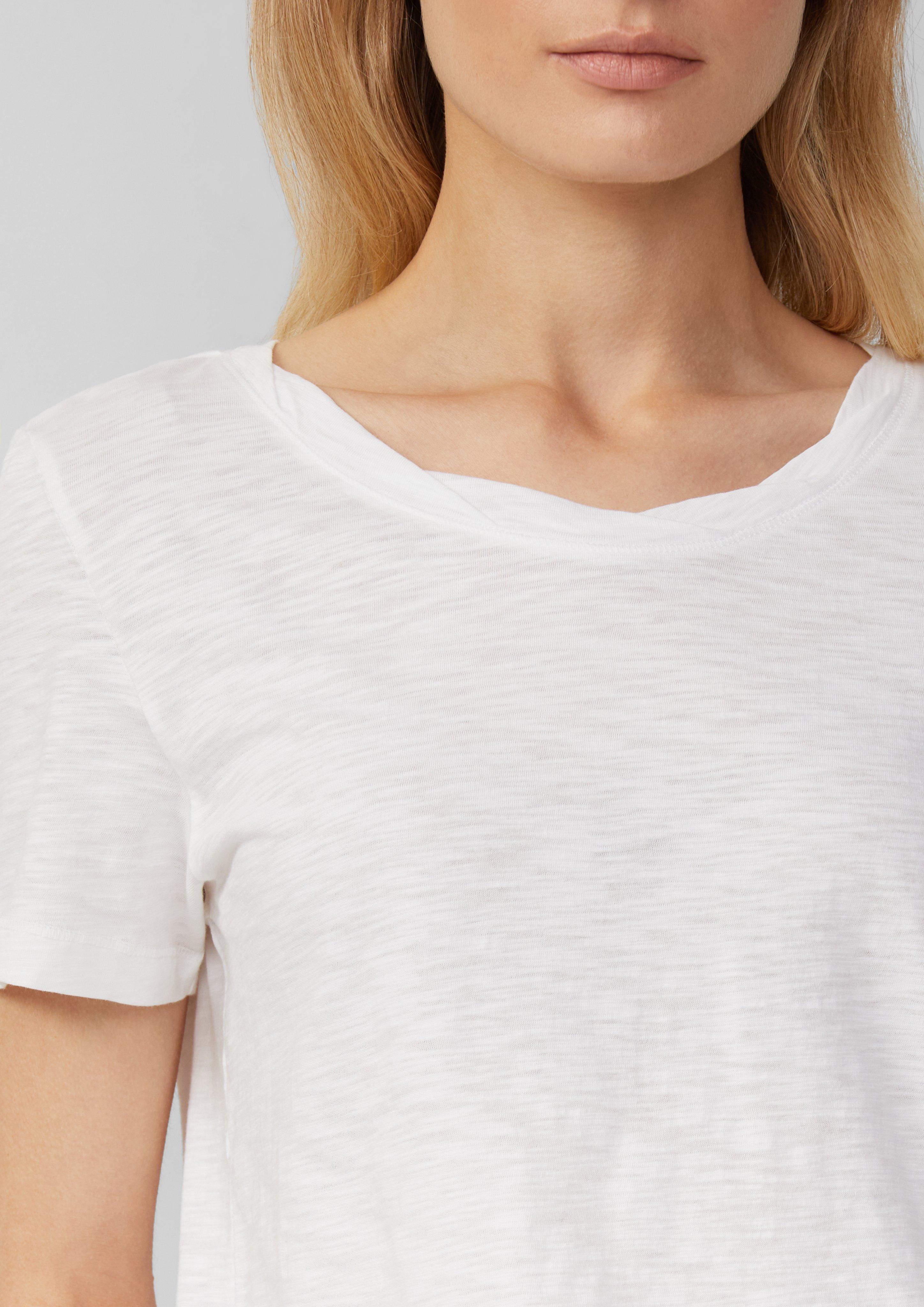 T-Shirt in 0100, 9999, 6099, 8828 & 3533