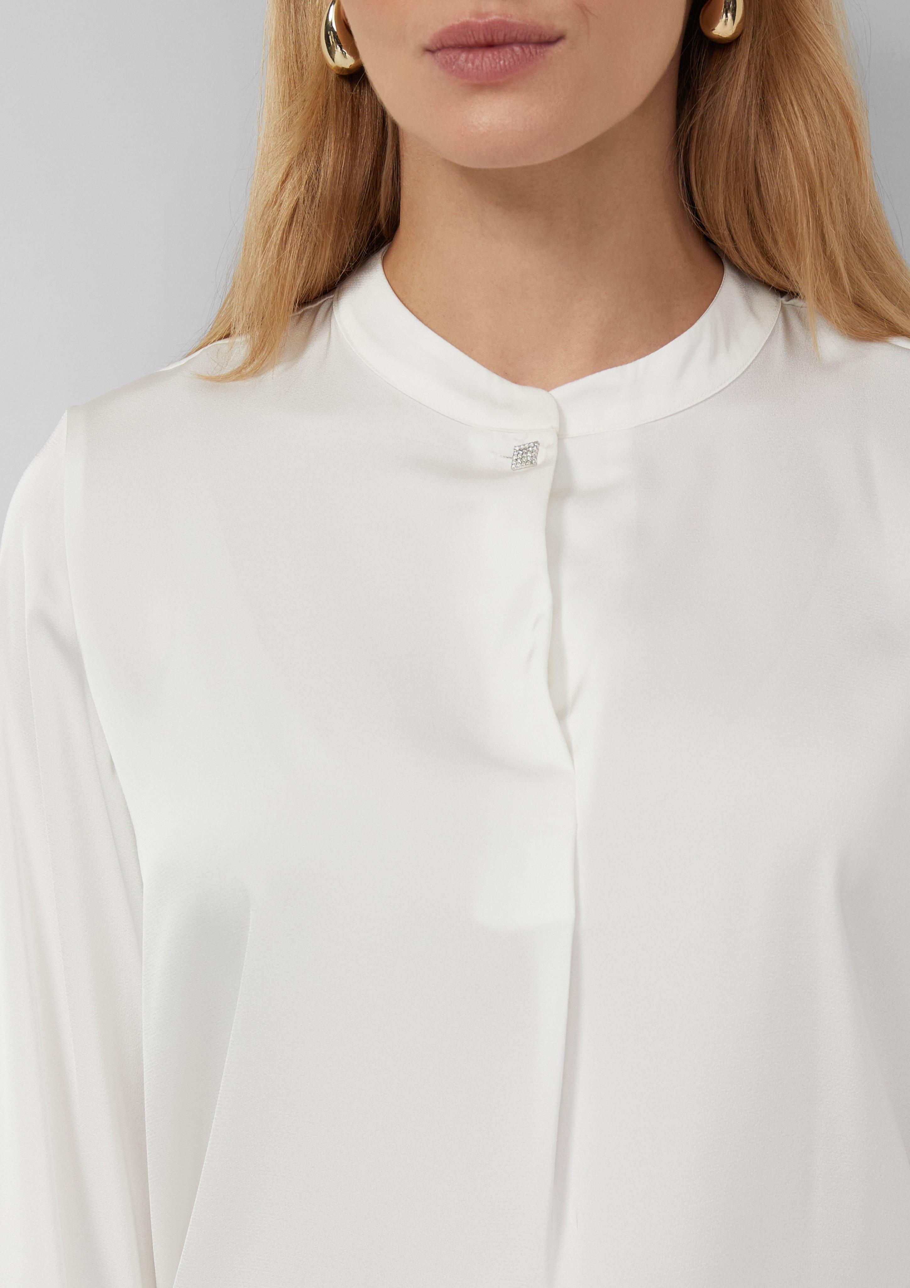 Fließende Langarm-Bluse mit Stehkragen und Zierknopf