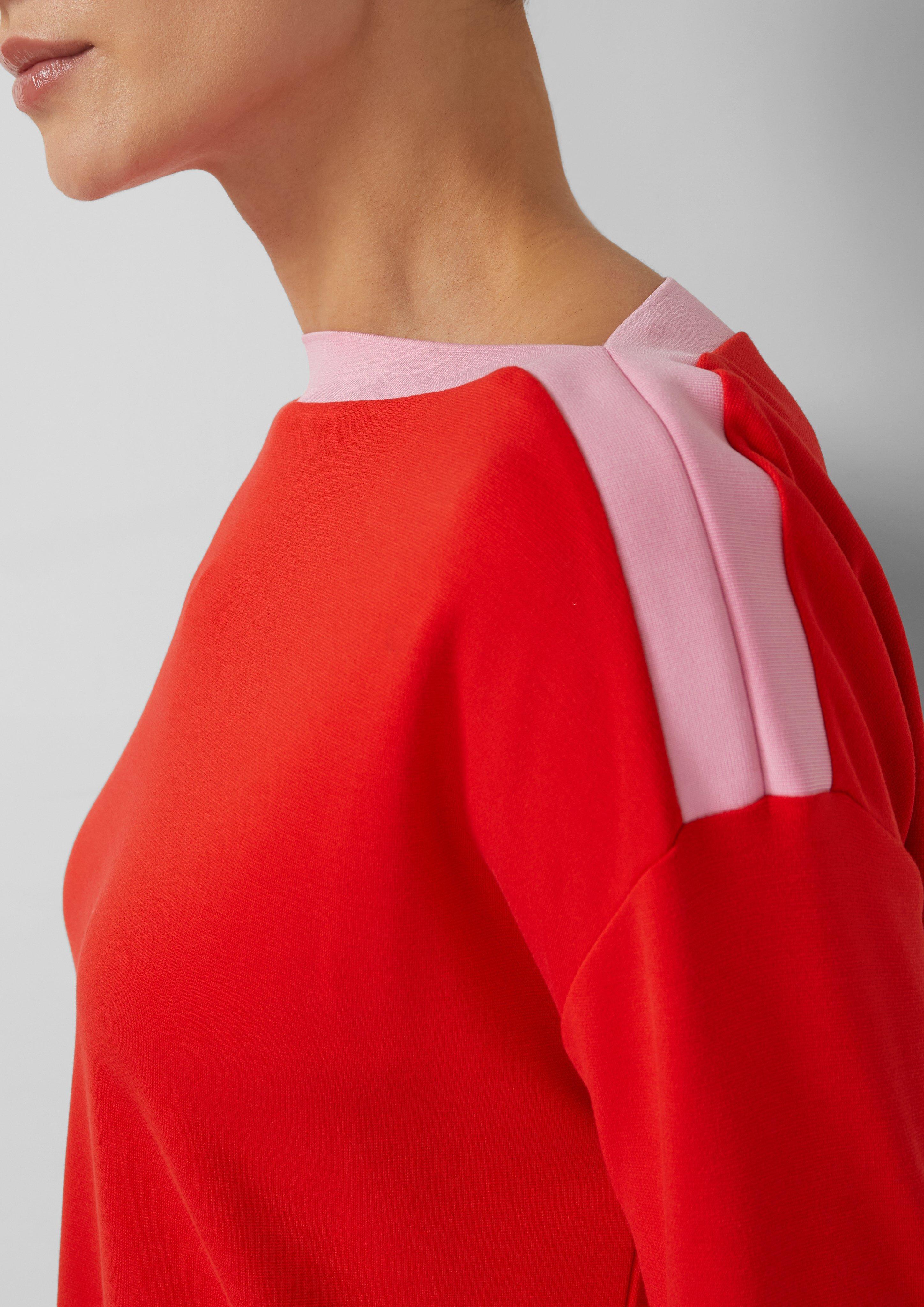 Viskose-Shirt im Relaxed Fit mit U-Boot-Ausschnitt und Kontrast-Details