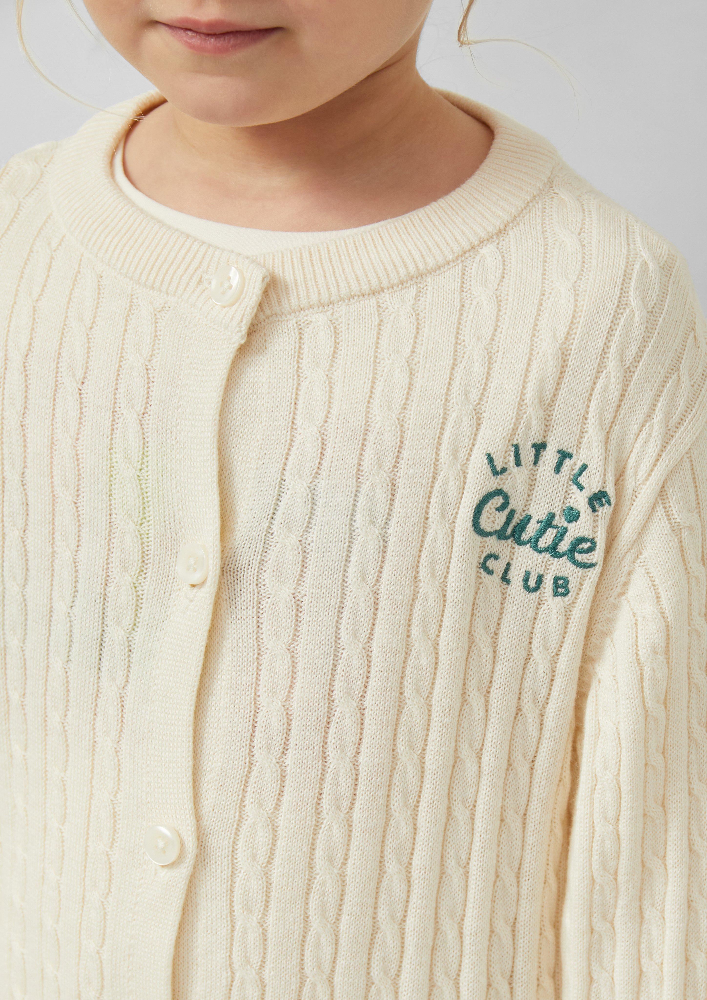 Strickjacke mit Zopfmuster und Stickerei