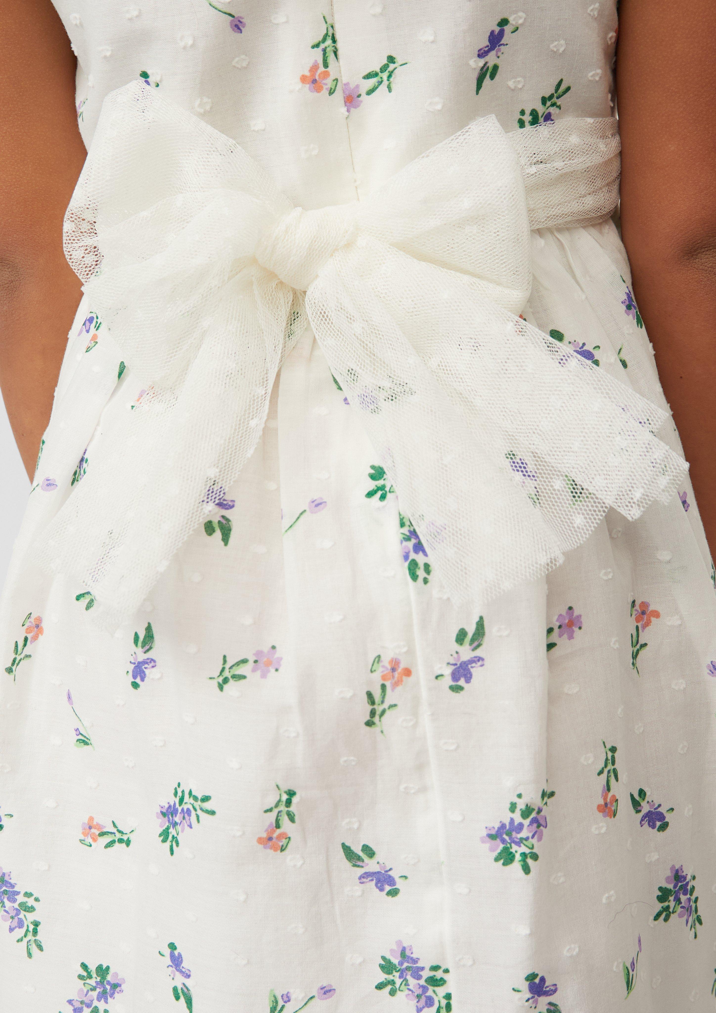 Gemustertes Kleid mit Flügelärmeln und Bindegürtel