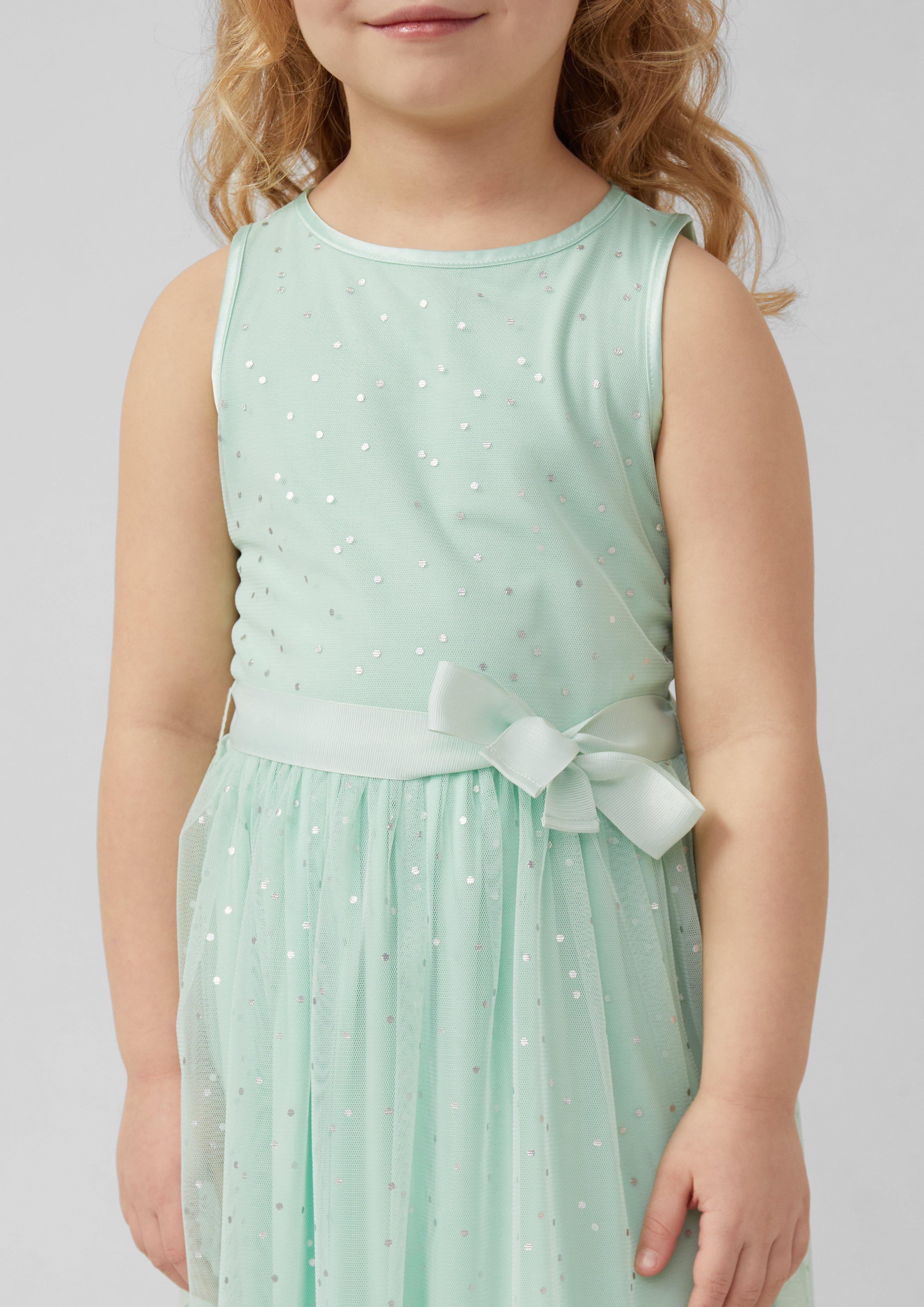 Kurzes Kleid mit silbernen Punkten und Gürtel