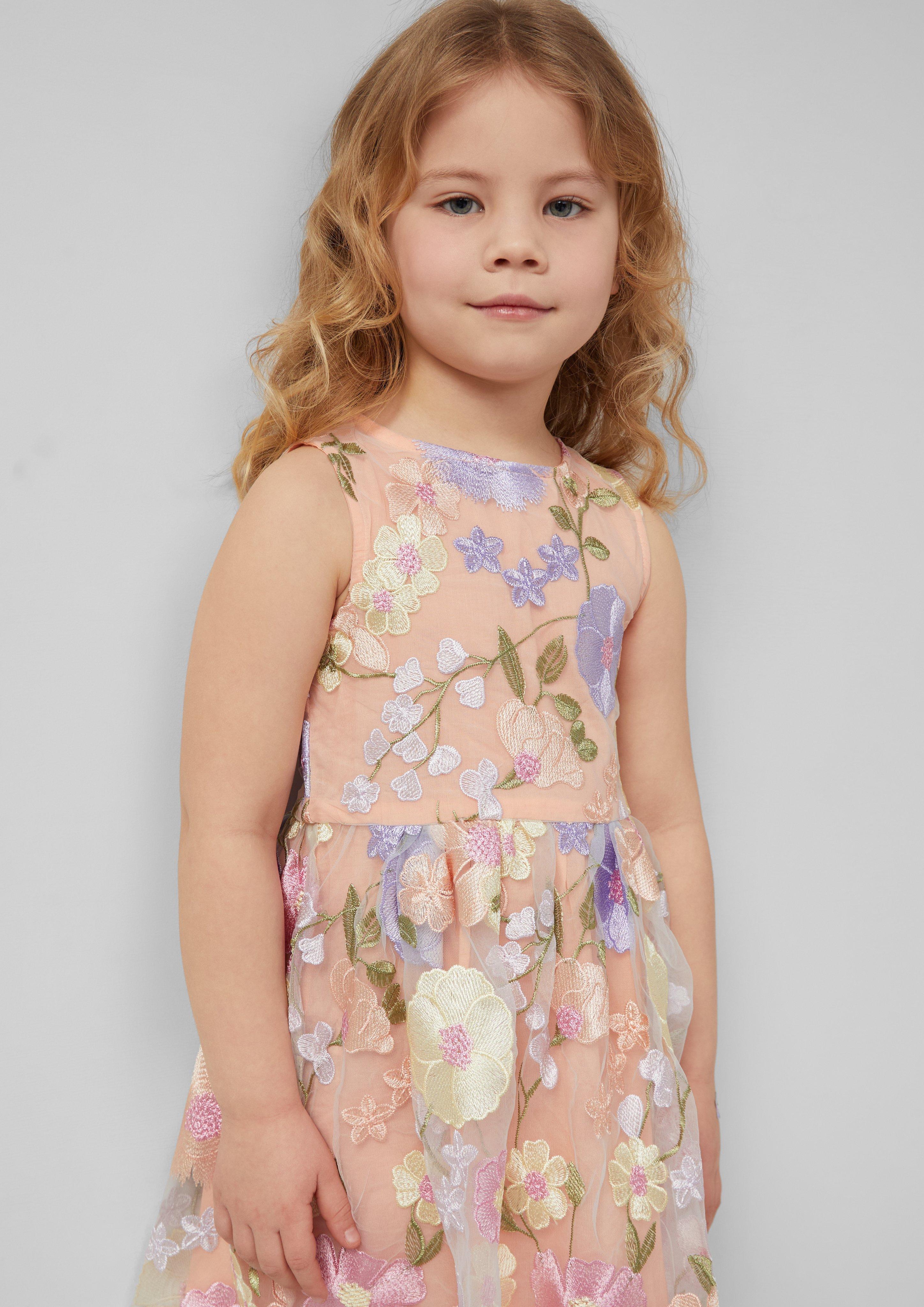 Kurzes Kleid mit besticktem Tüll