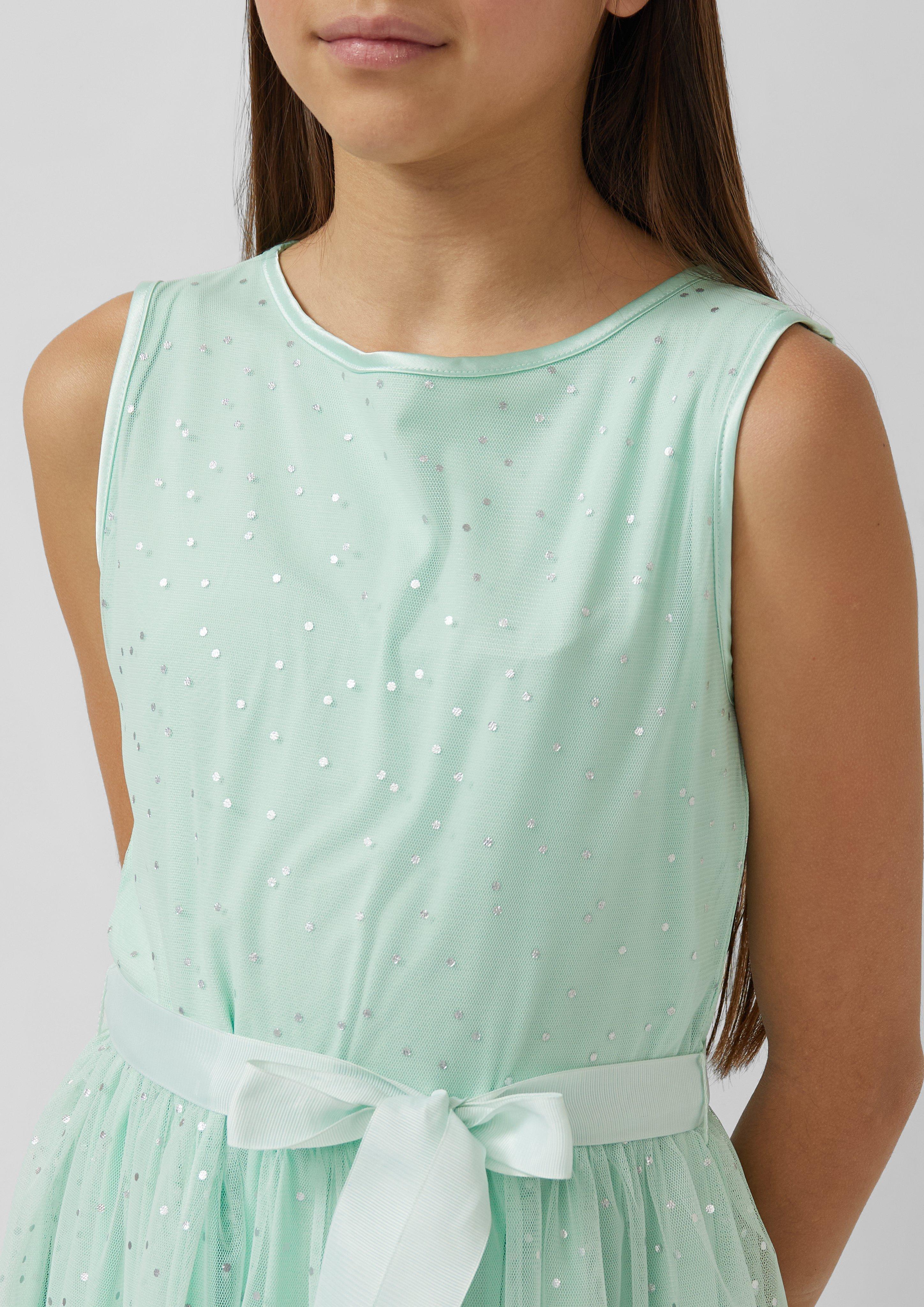 Kurzes Kleid mit silbernen Punkten und Bindegürtel