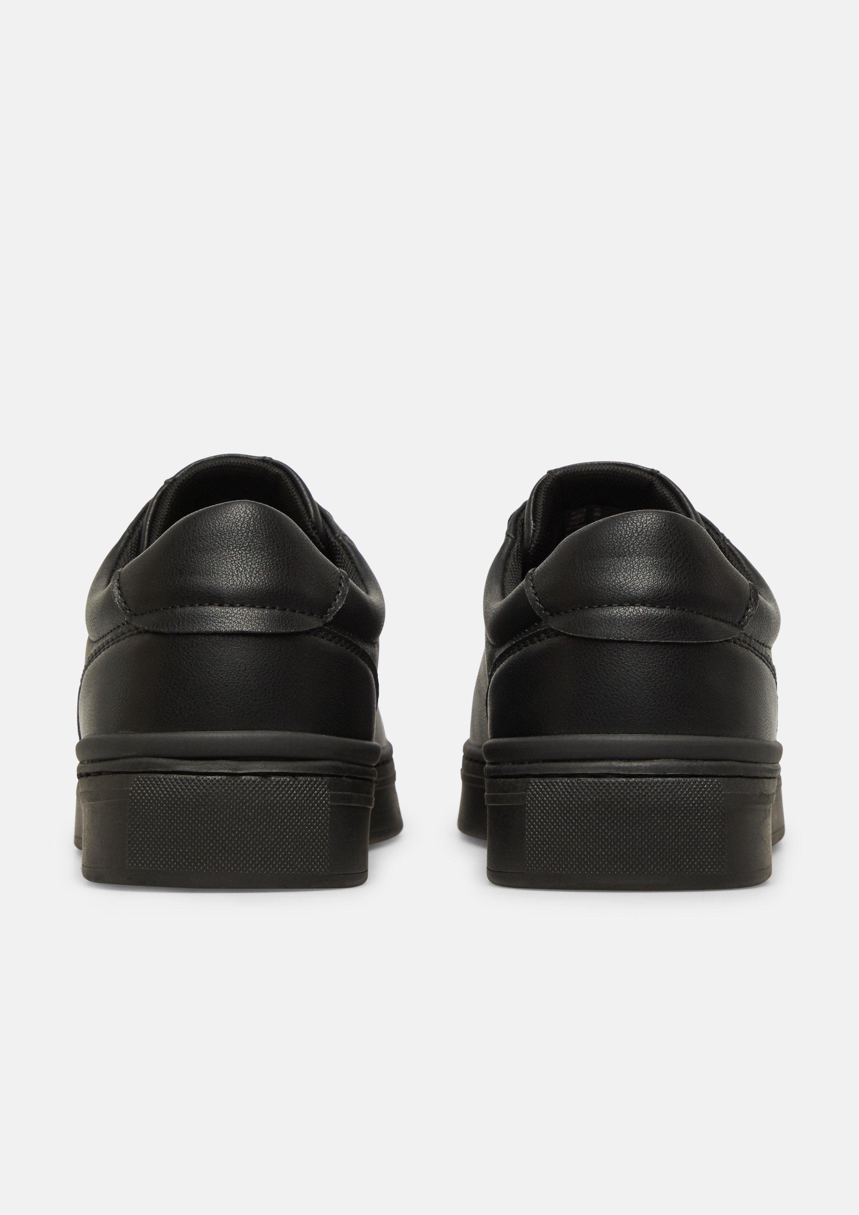 Hommes Baskets décontractées en aspect cuir en noir de s.Oliver