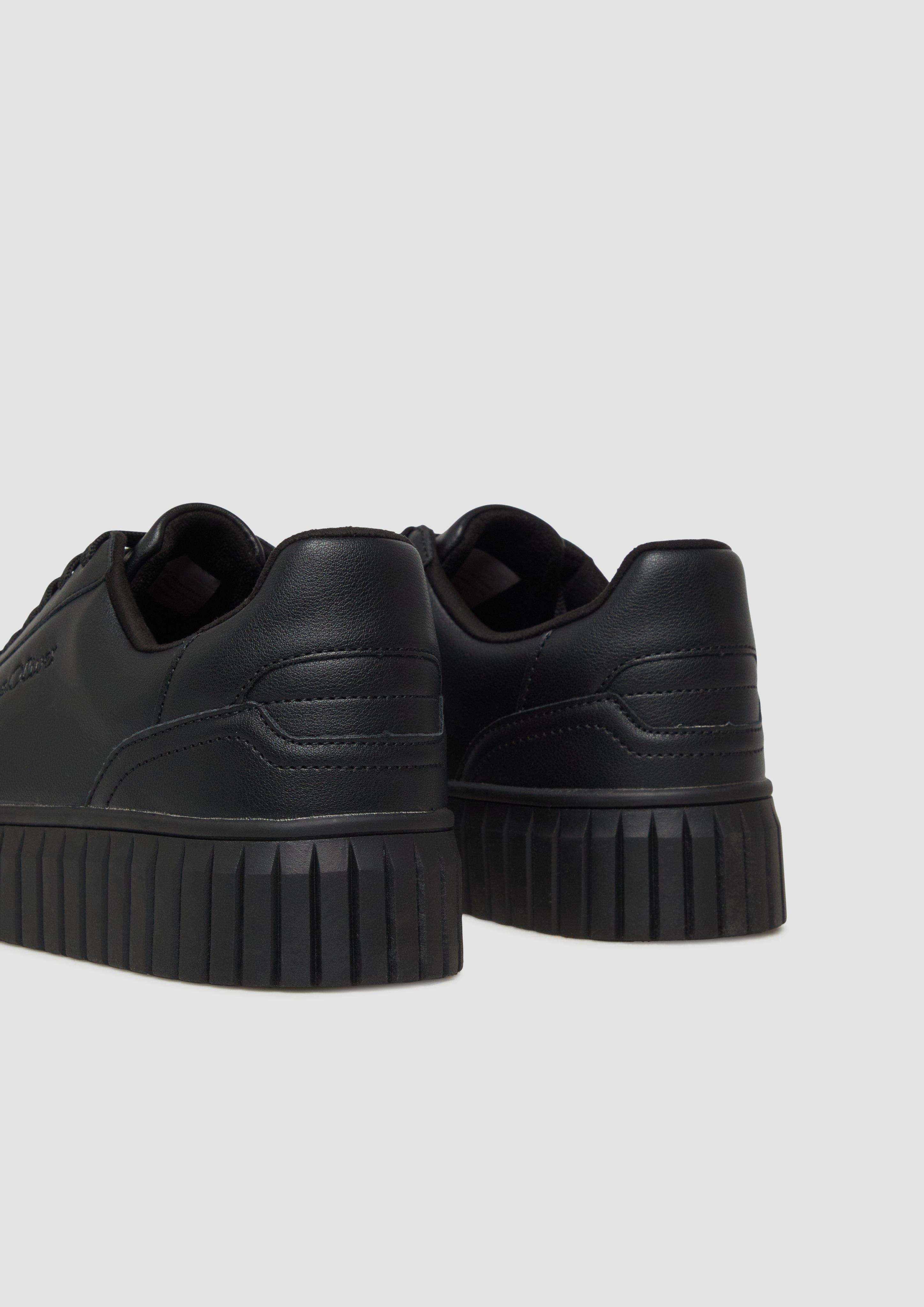 Sneaker in 9999, 0100 & 8100