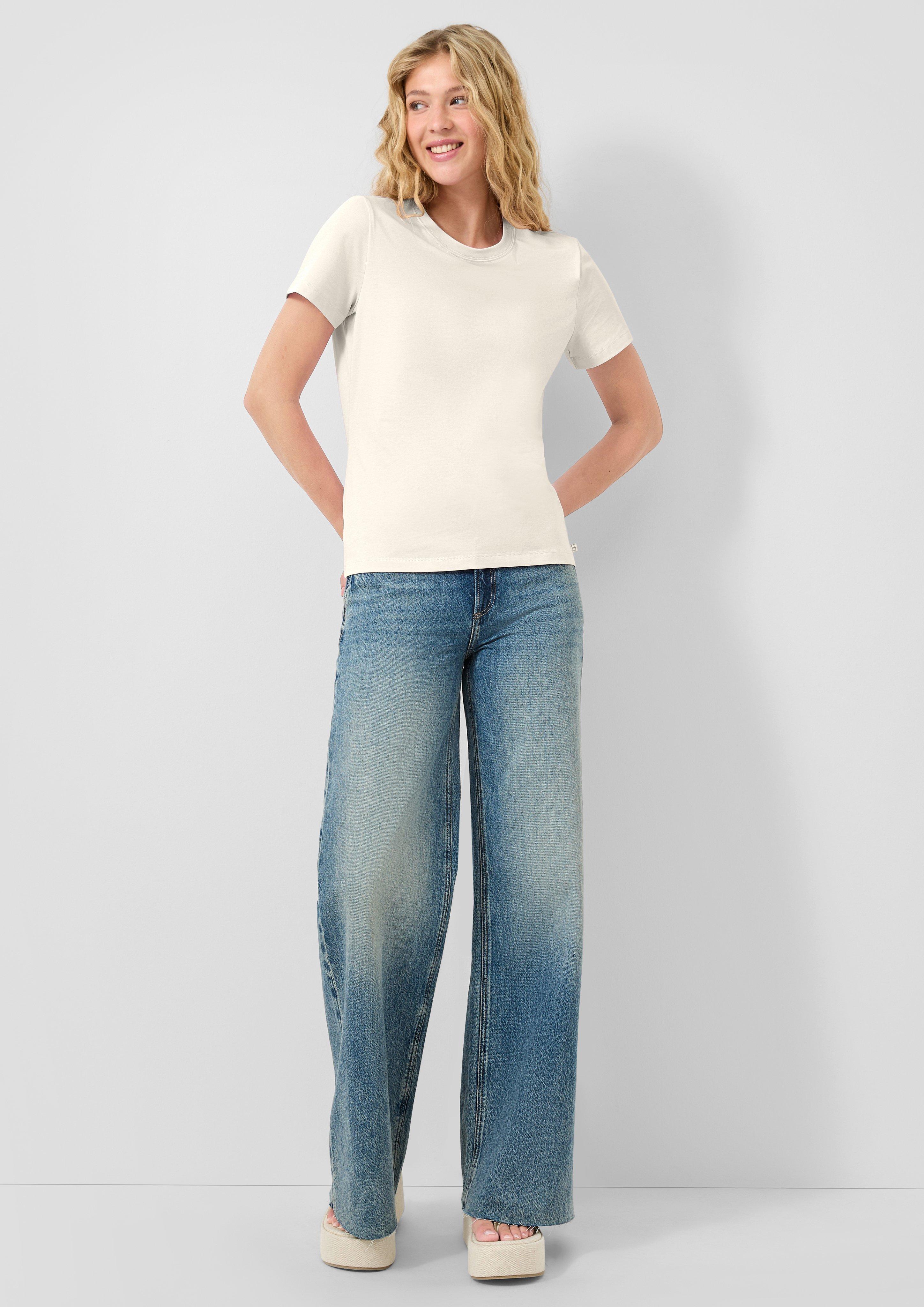 T-Shirt in 0300, 5104, 9999 & 4143