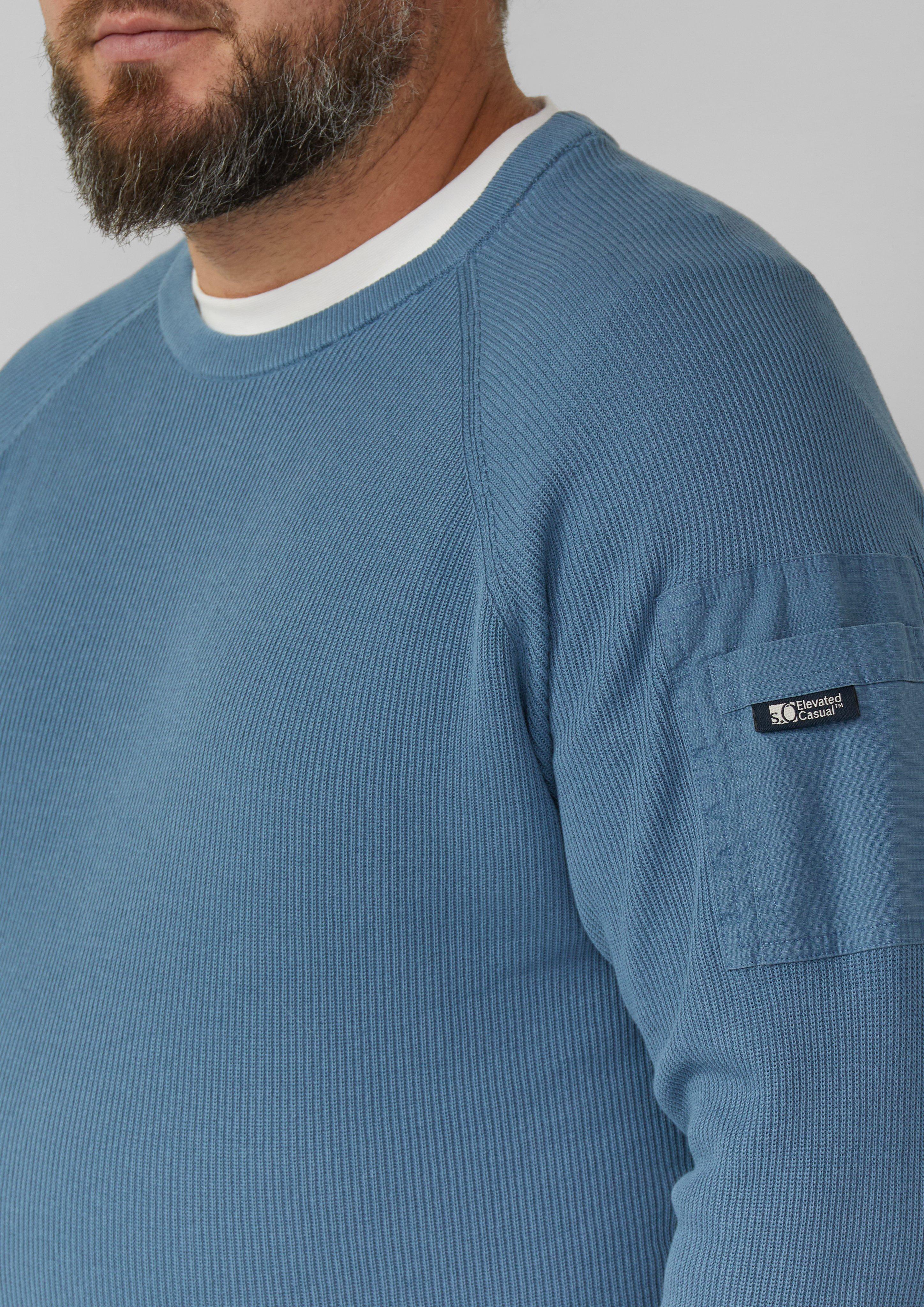 Strukturierter Raglanpullover aus Baumwolle mit Ärmeltasche