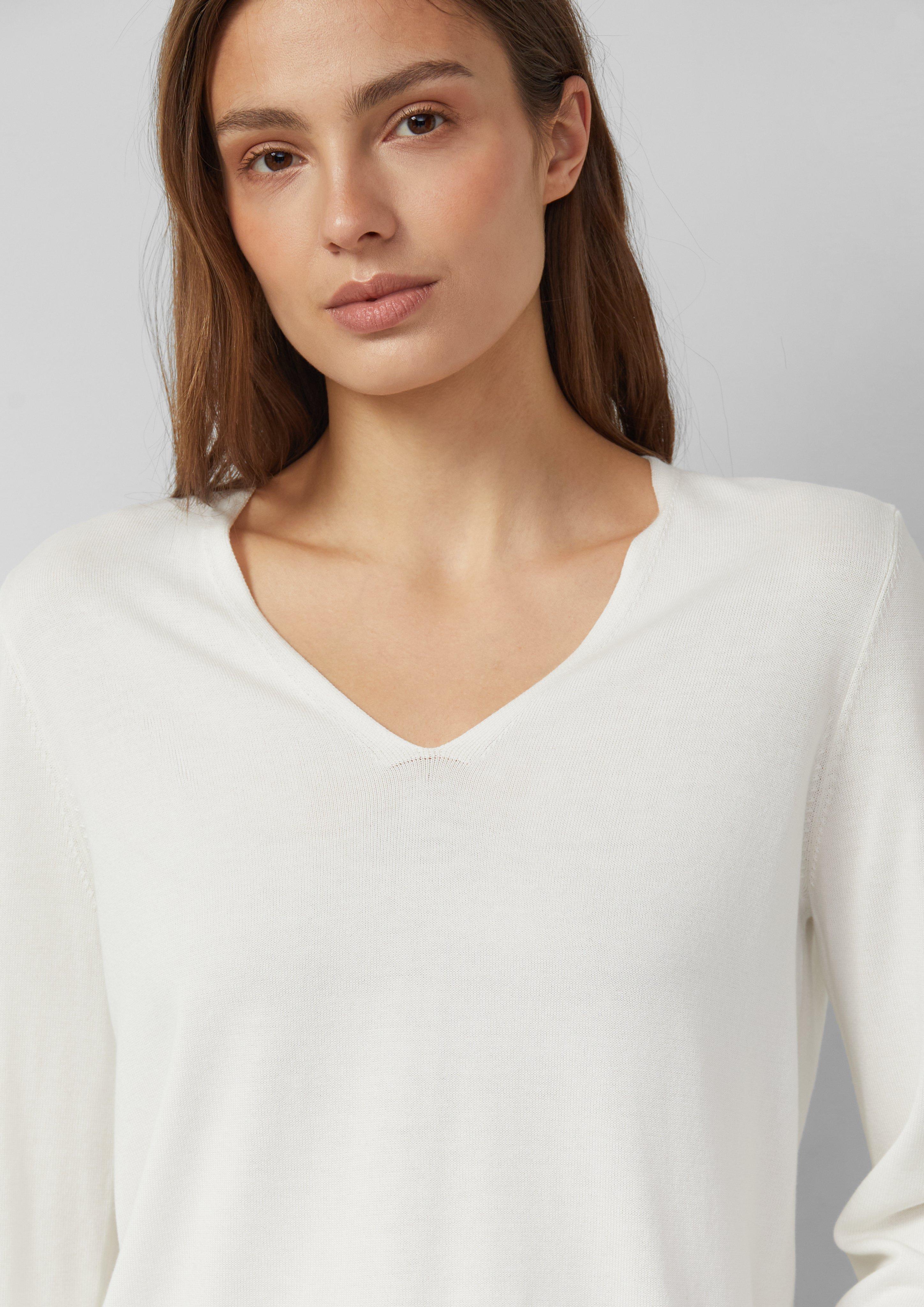Feinstrickpullover mit V-Ausschnitt und Rollkante am Saum