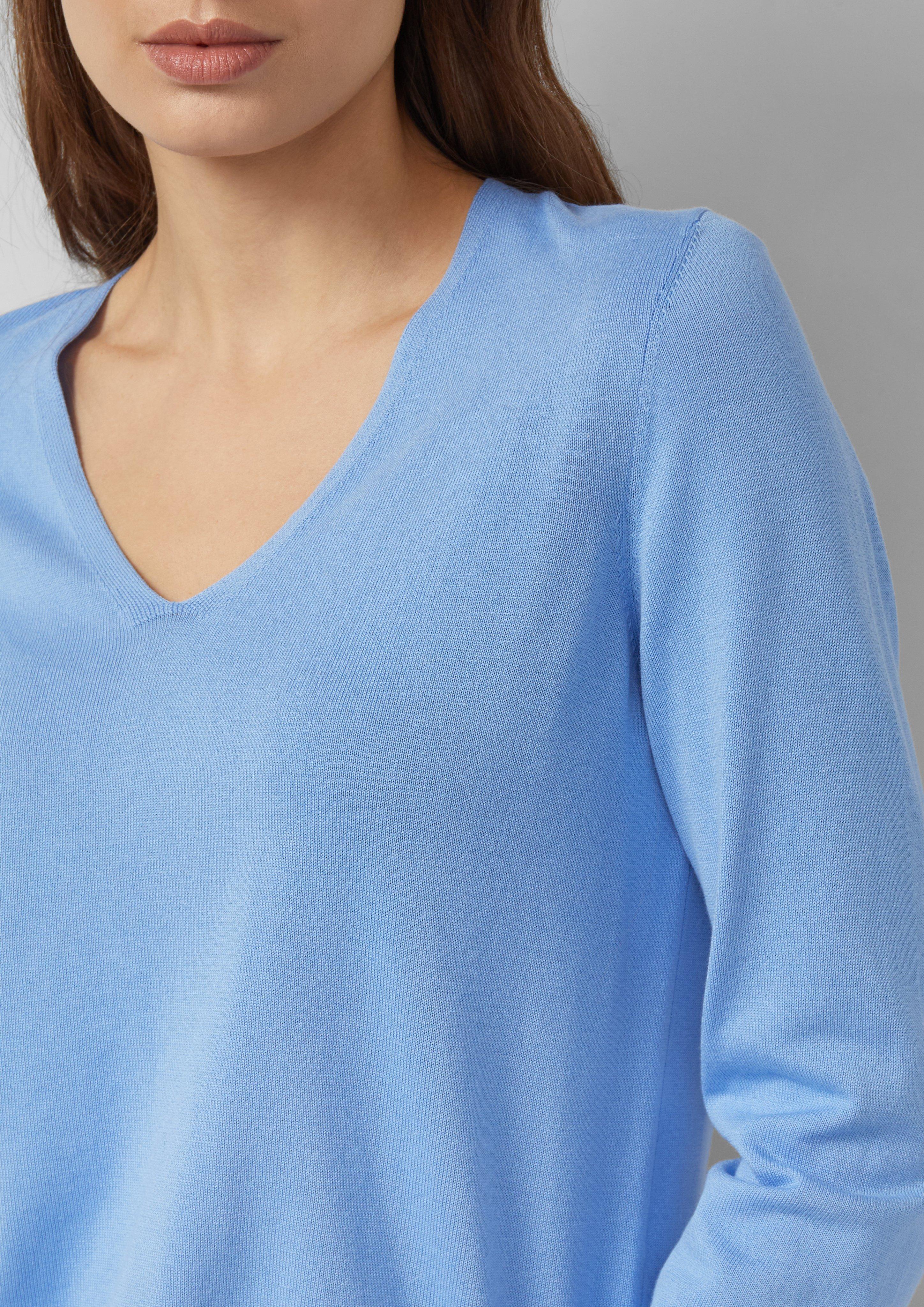 Feinstrickpullover mit V-Ausschnitt und Rollkante am Saum