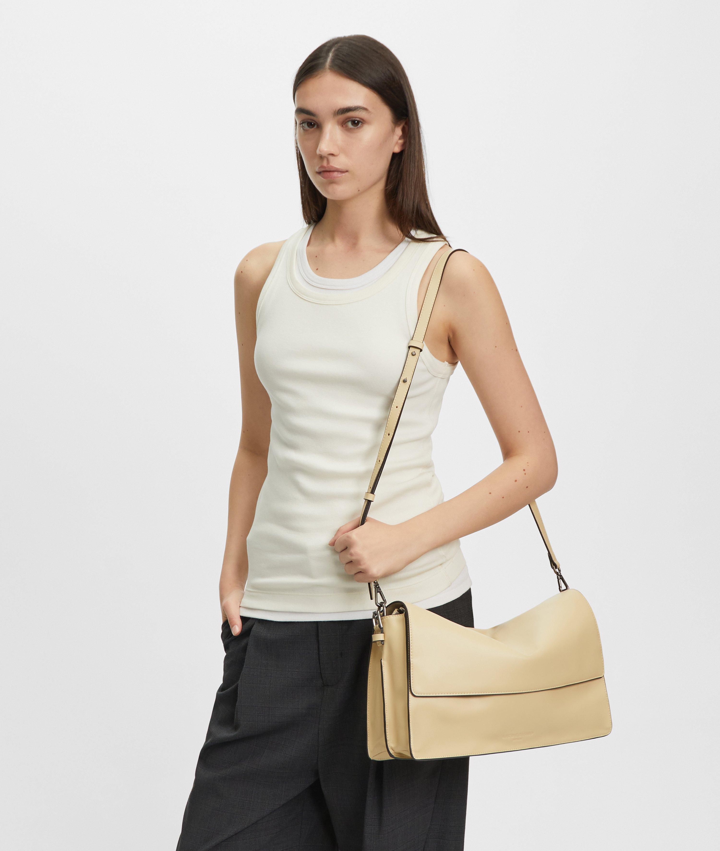 Audrey Crossbody M in beige, schwarz & blau