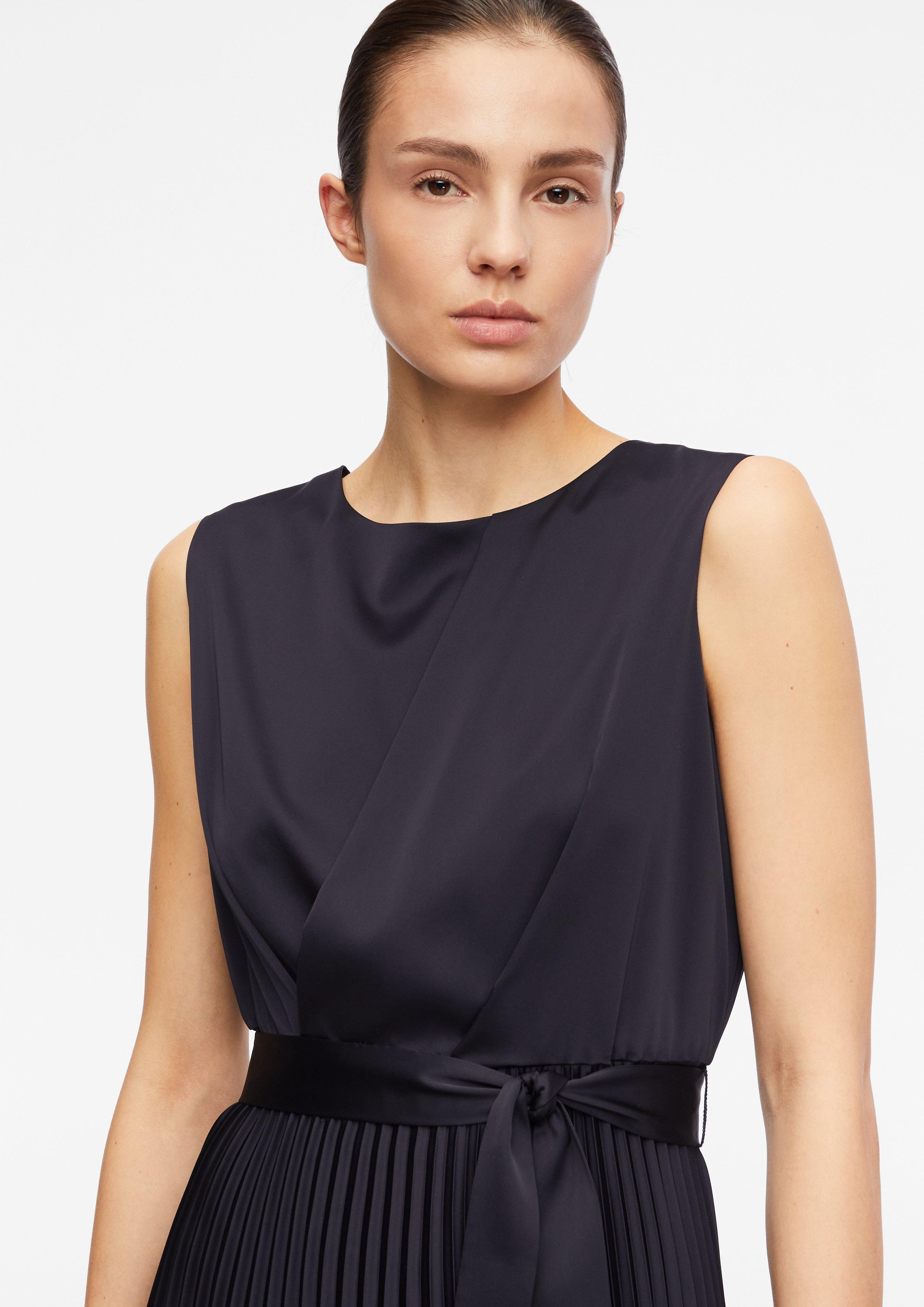 Satinkleid mit Plissée-Rock in  von COMMA