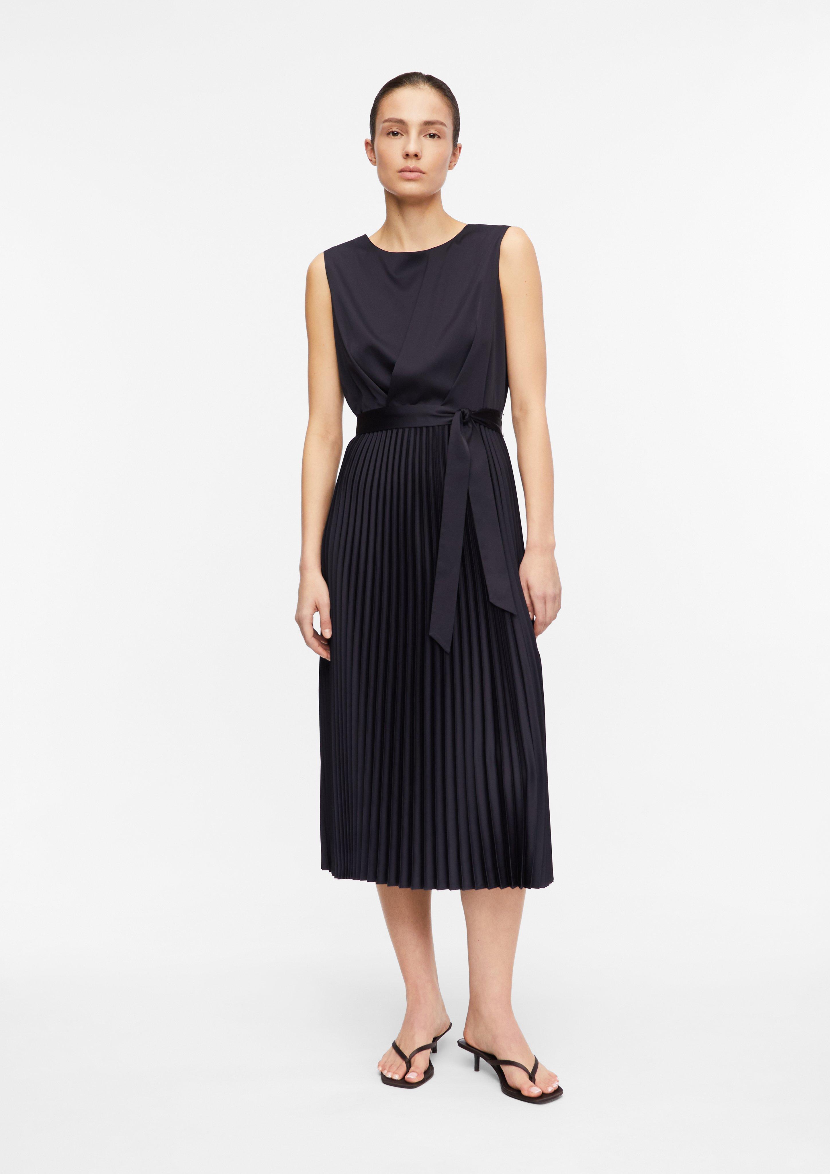 Satinkleid mit Plissée-Rock in  von COMMA