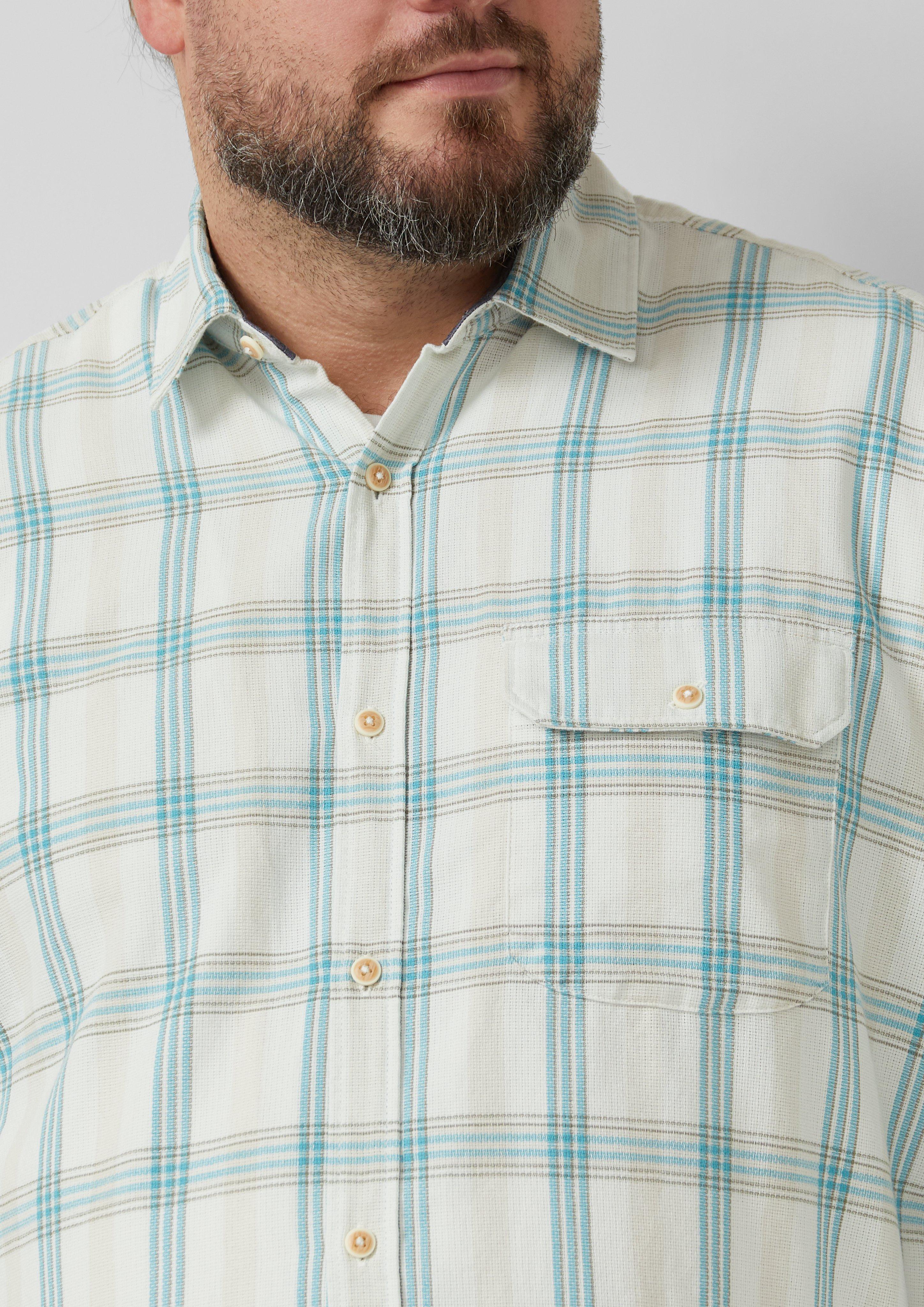 Regular Fit: Fein strukturiertes Karohemd mit Kentkragen und Brusttasche