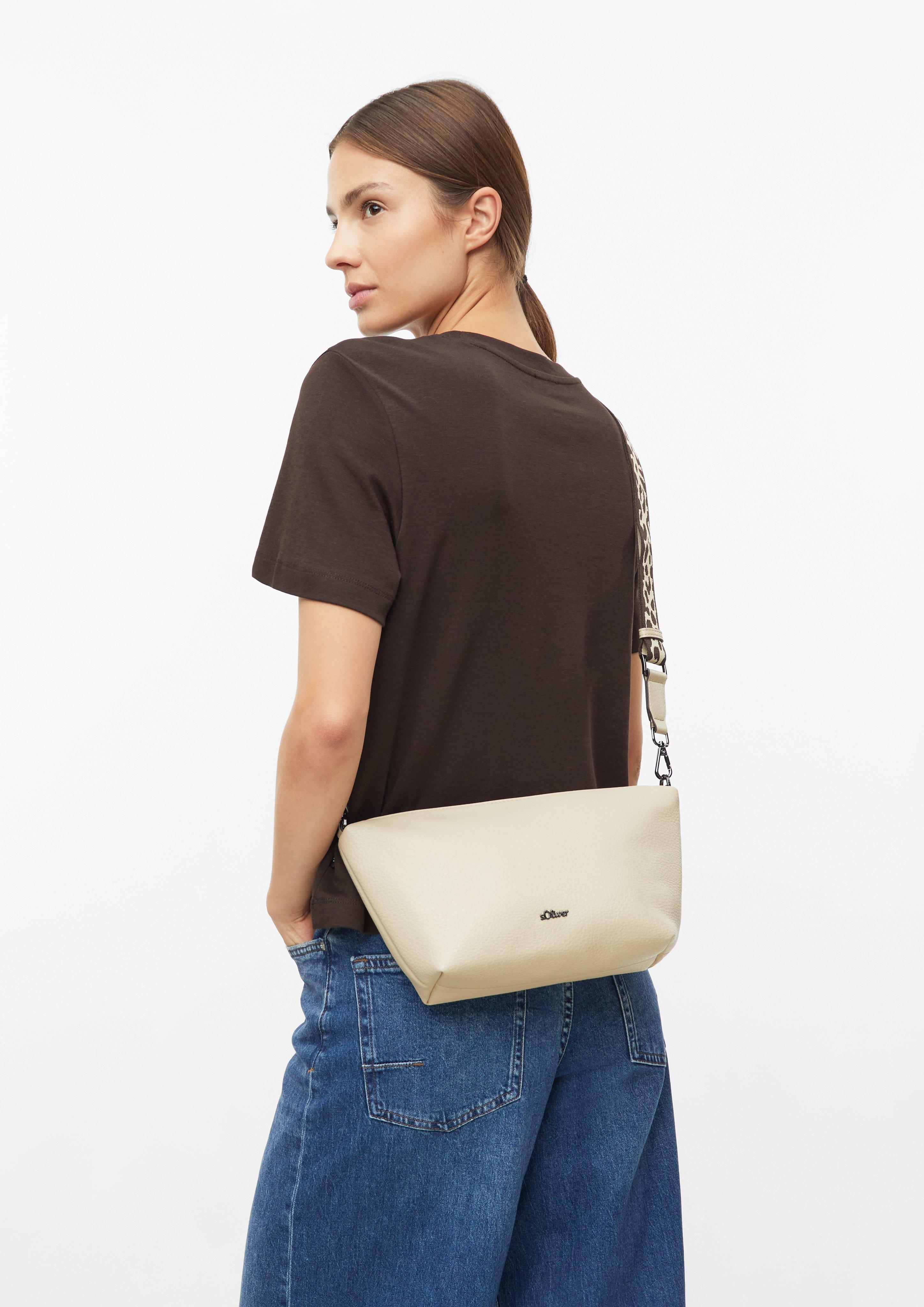 Femmes Sac avec plaque logo et bandoulière réglable en beige de s.Oliver