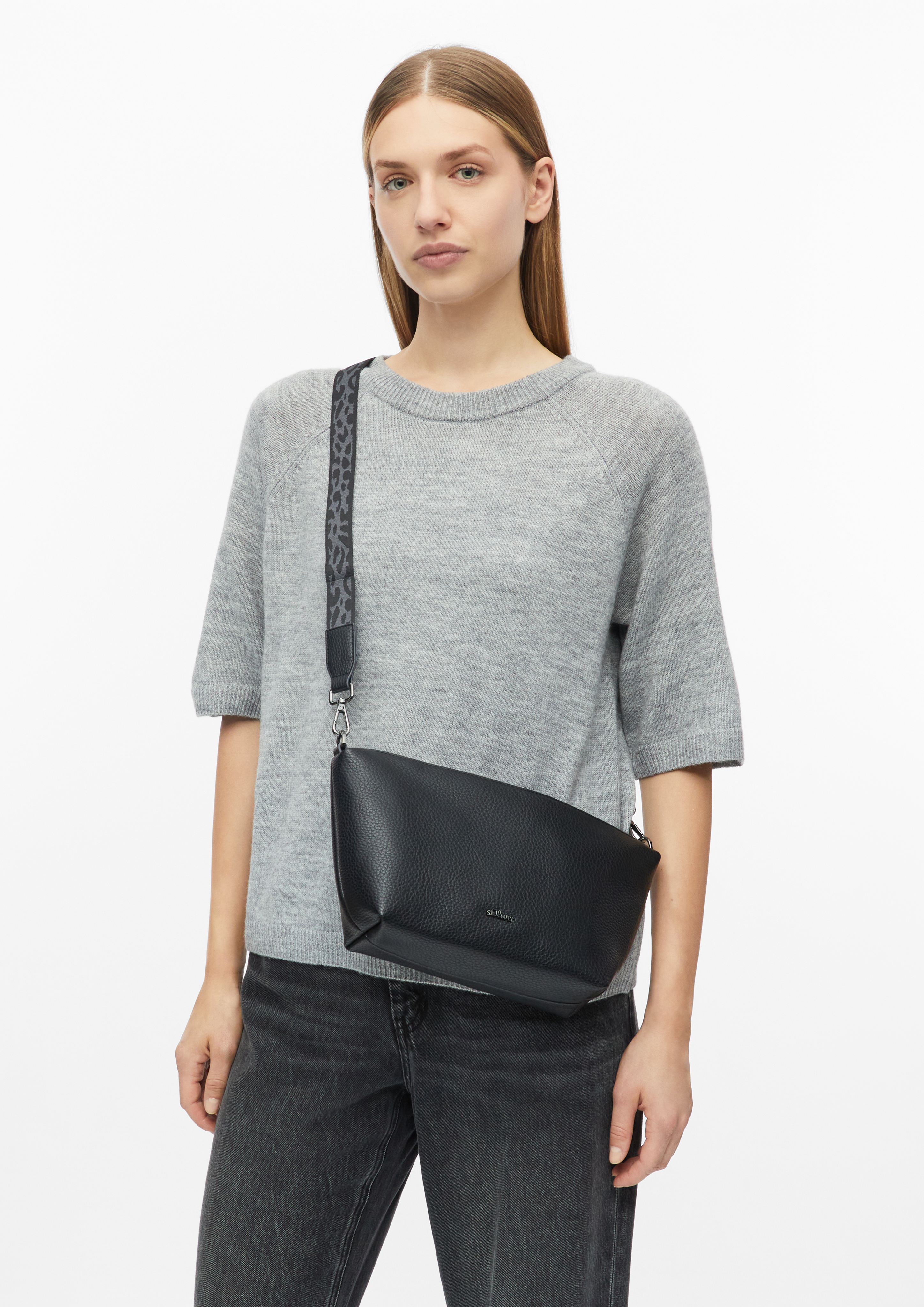 Femmes Sac avec plaque logo et bandoulière réglable en noir de s.Oliver