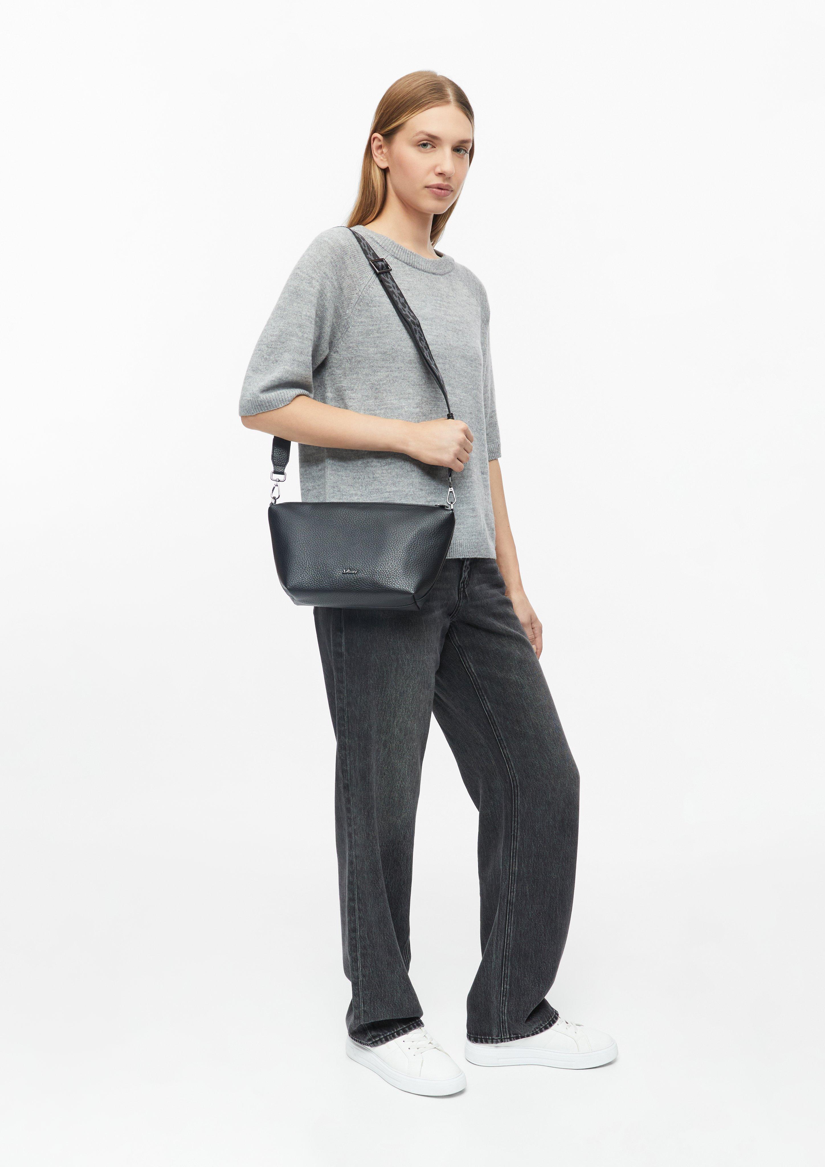 Femmes Sac avec plaque logo et bandoulière réglable en noir de s.Oliver