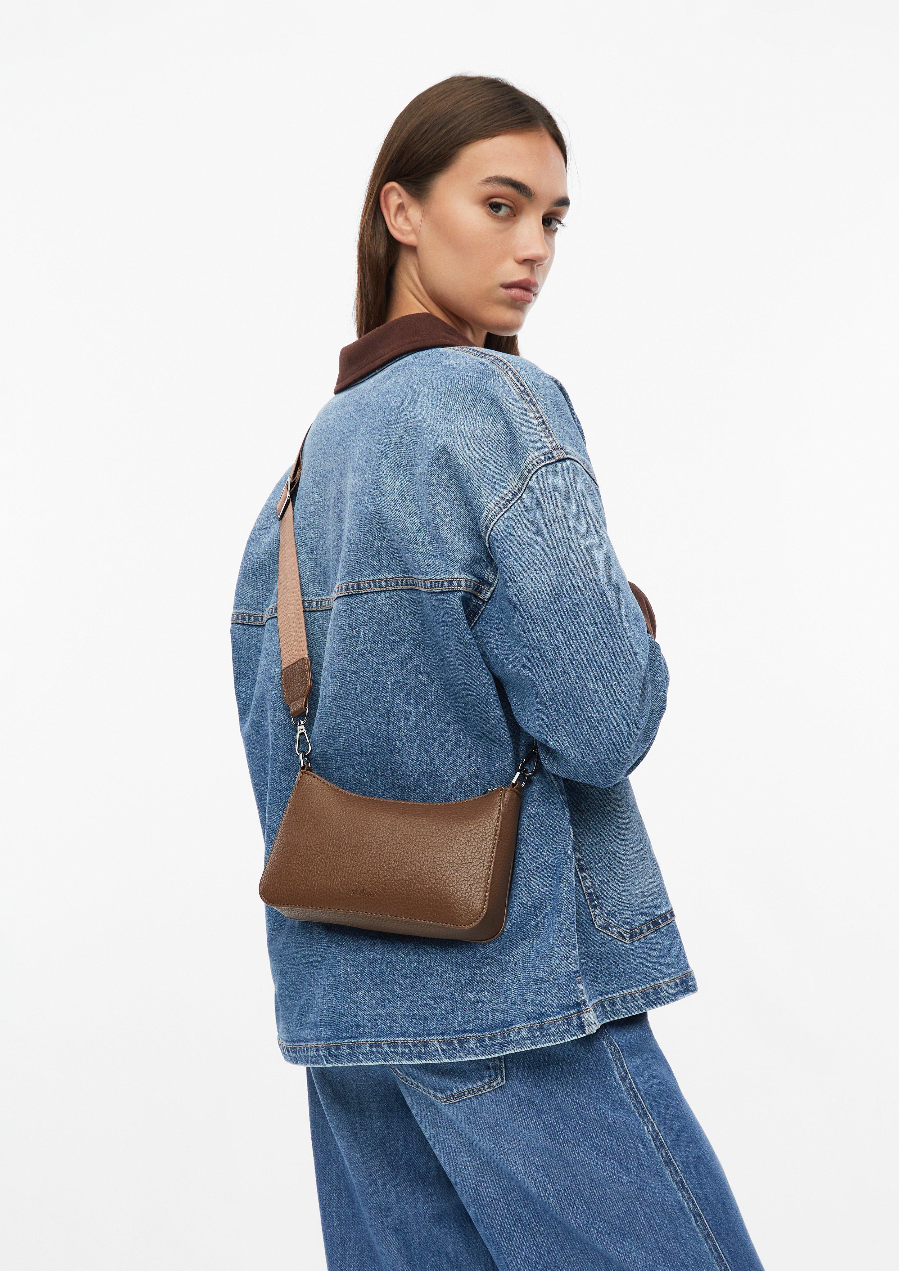 Damen Tasche mit Logo-Prägung und verstellbarem Gurt in braun von s.Oliver