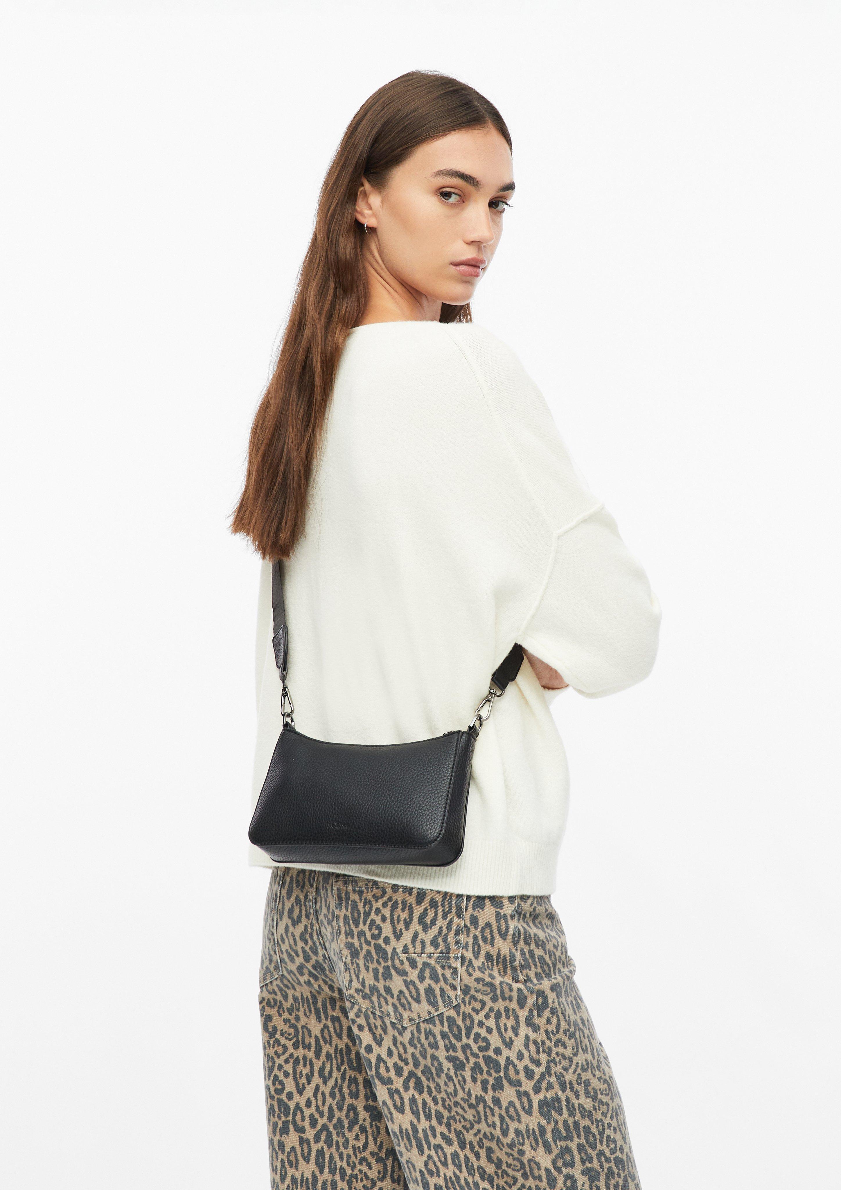Femmes Sac avec logo estampé et bandoulière réglable en noir de s.Oliver