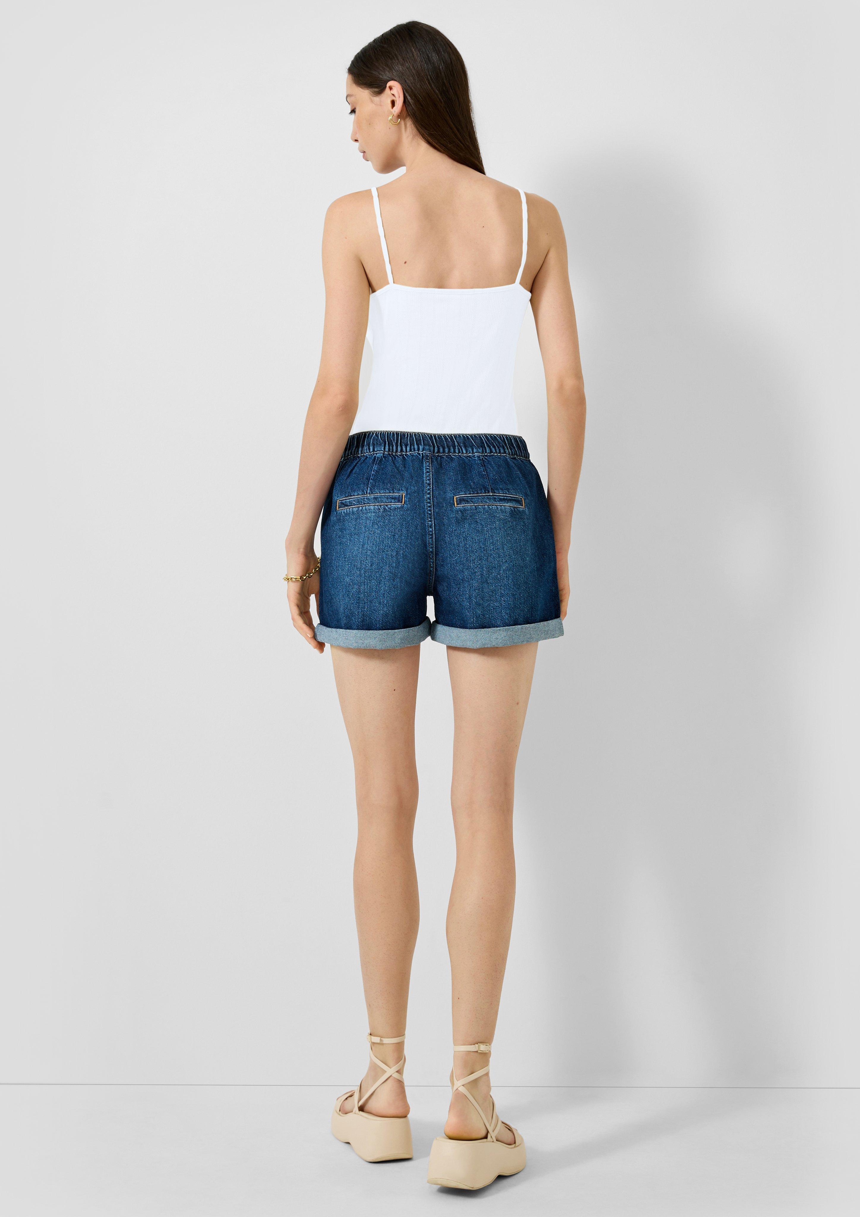 T-Shirt in 0100, 1101 & 9999