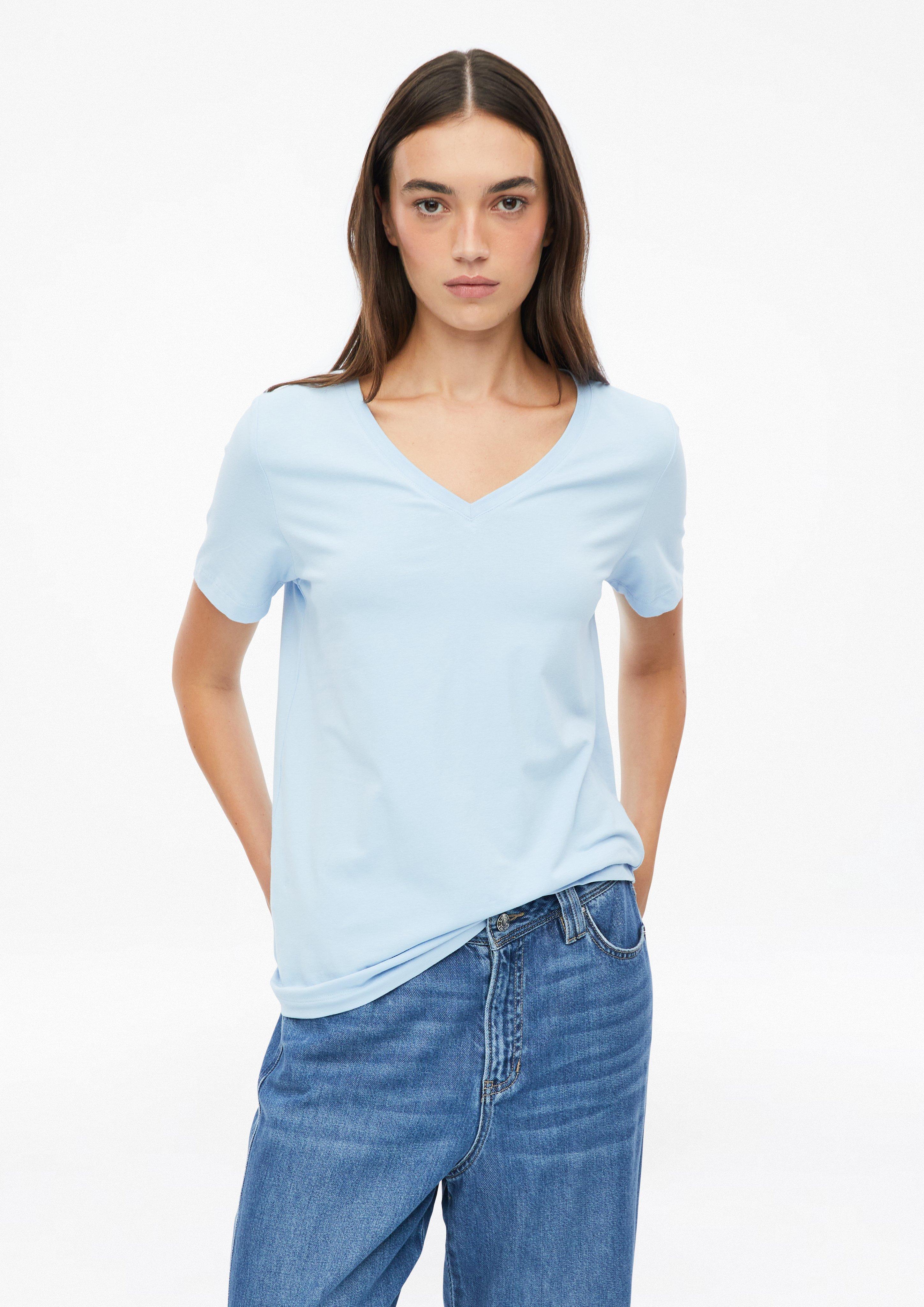 T-shirt à col en V en bleu clair de s.Oliver