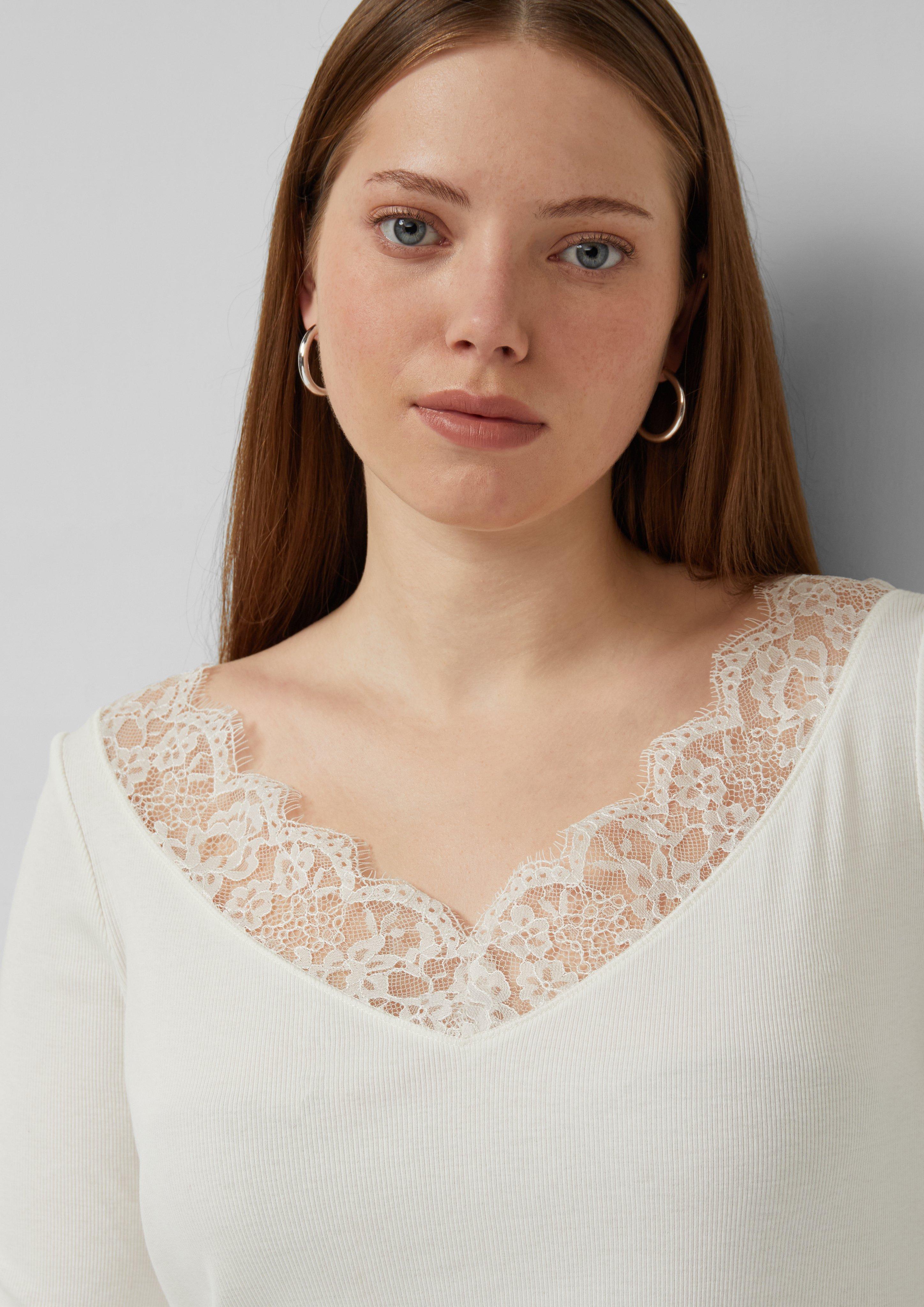 Geripptes Baumwollshirt mit Spitze am Ausschnitt