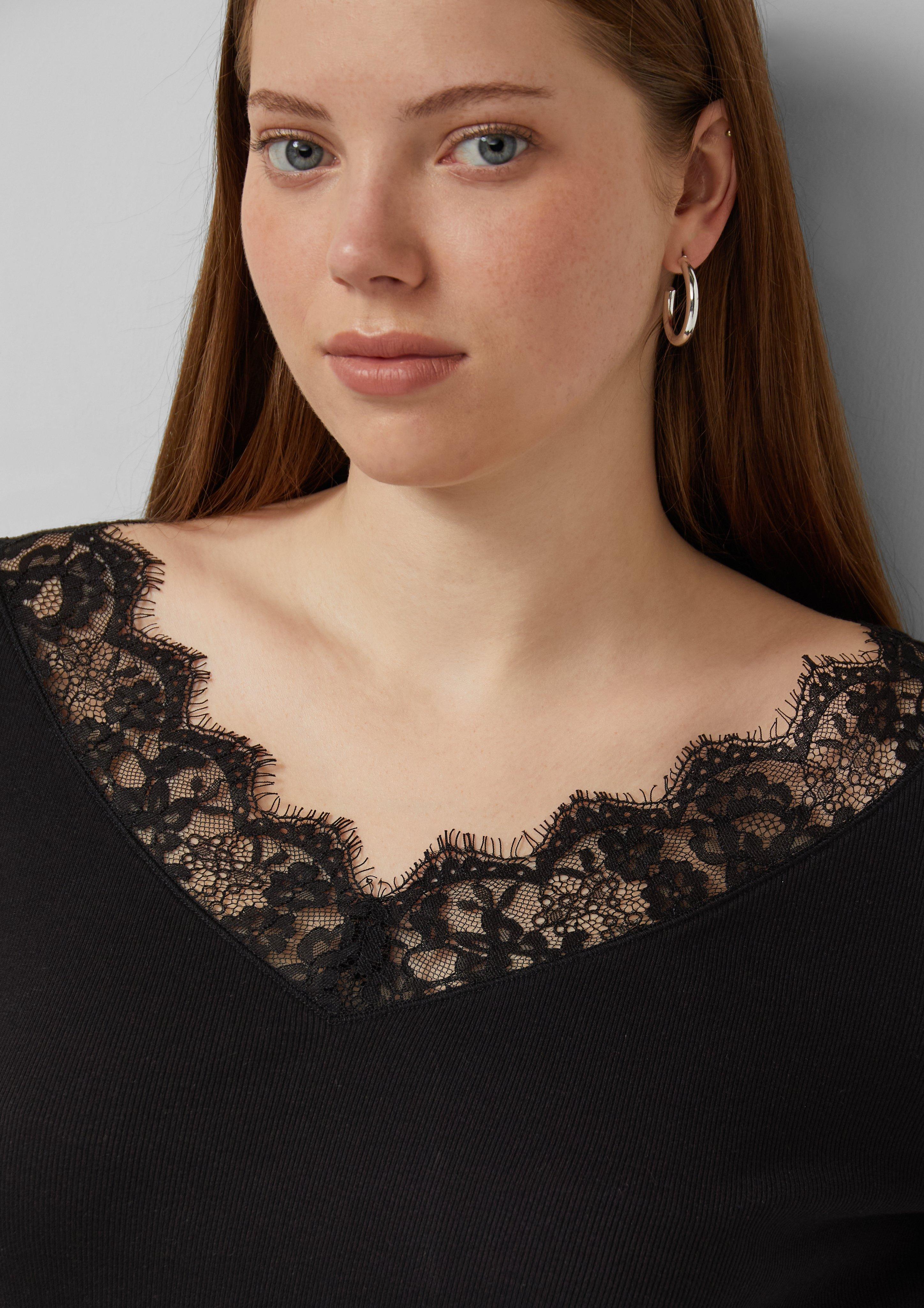 Geripptes Baumwollshirt mit Spitze am Ausschnitt