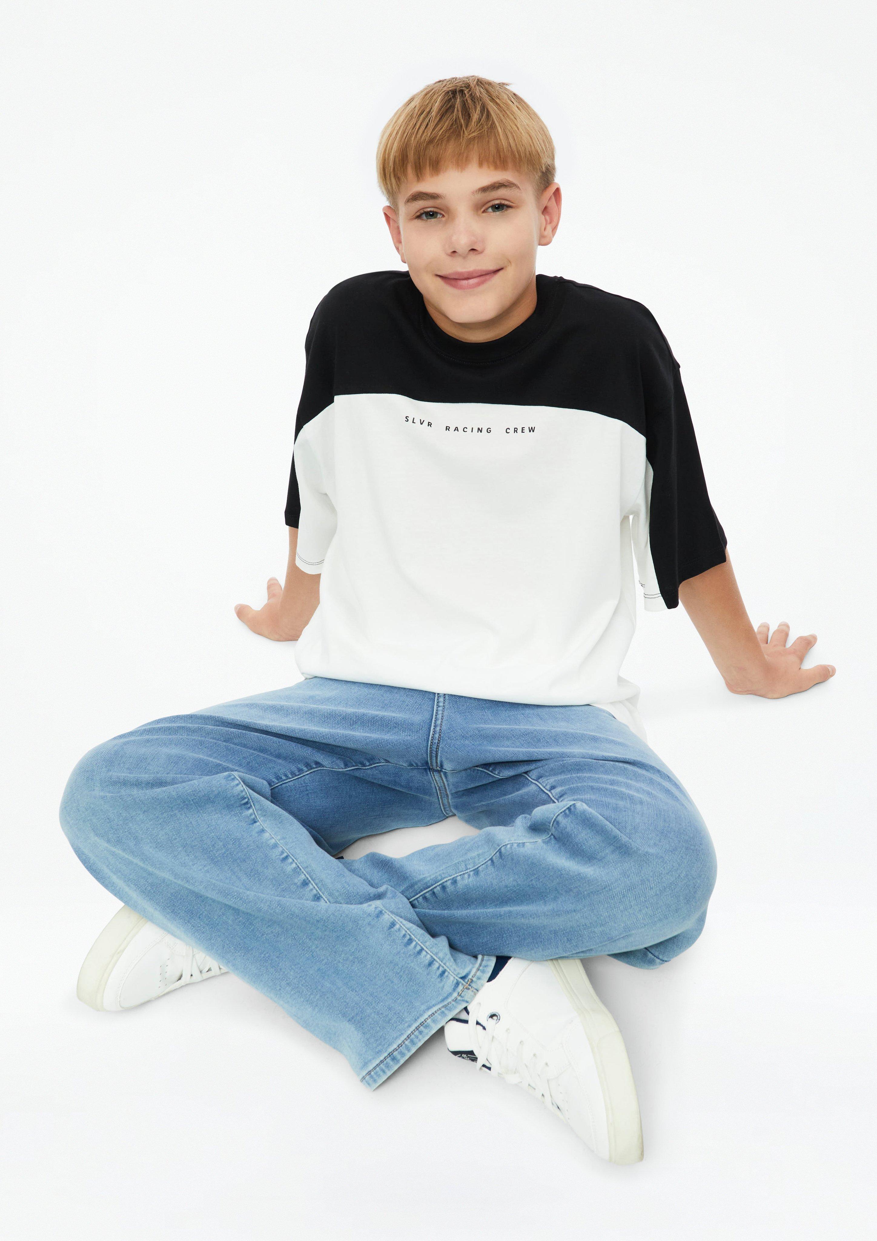 T-shirt oversize z kolorowymi pasami i nadrukiem w kolorze kremowy od s.Oliver