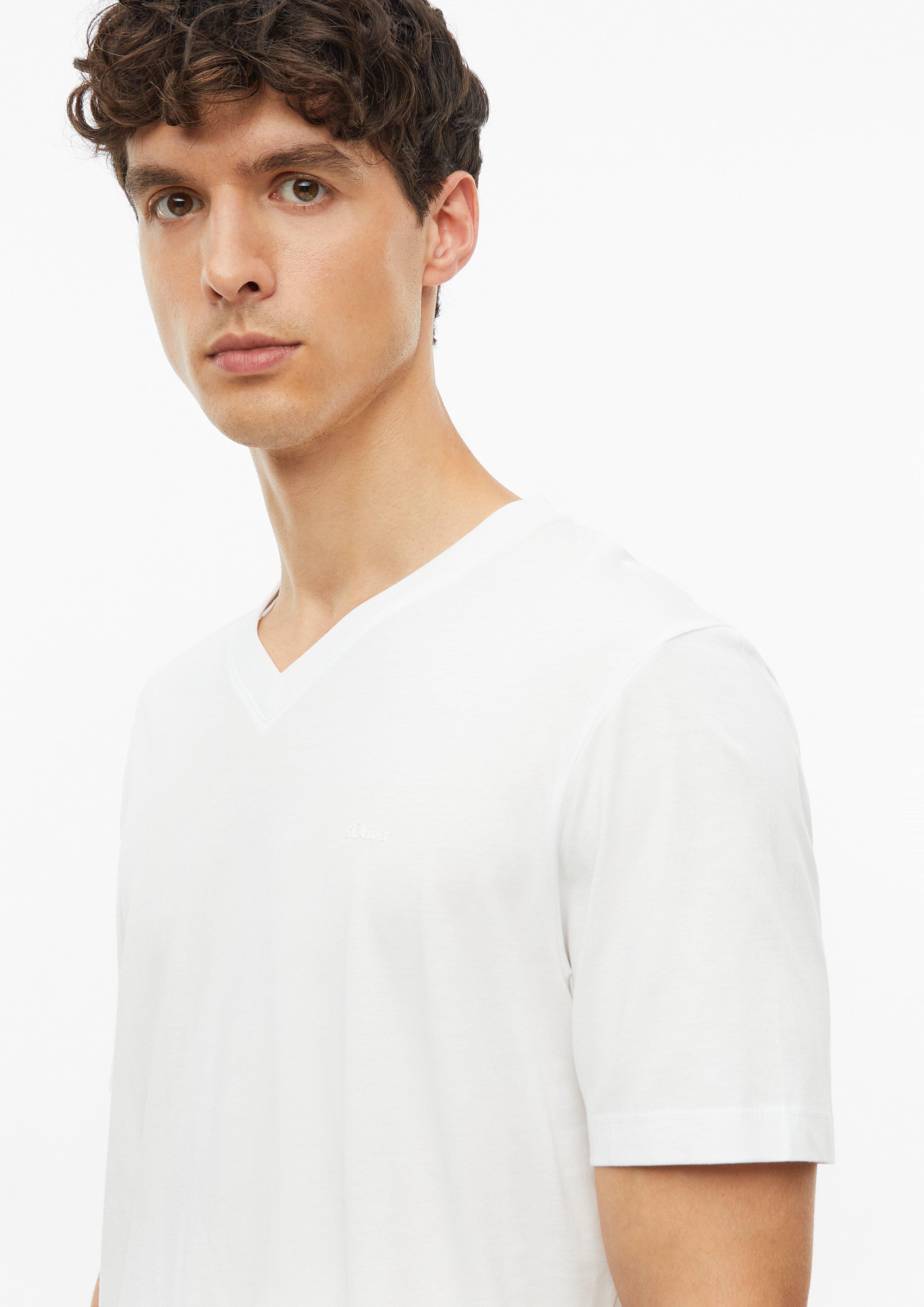 Herren Baumwoll-T-Shirt mit Logo-Print und V-Neck in weiß von s.Oliver