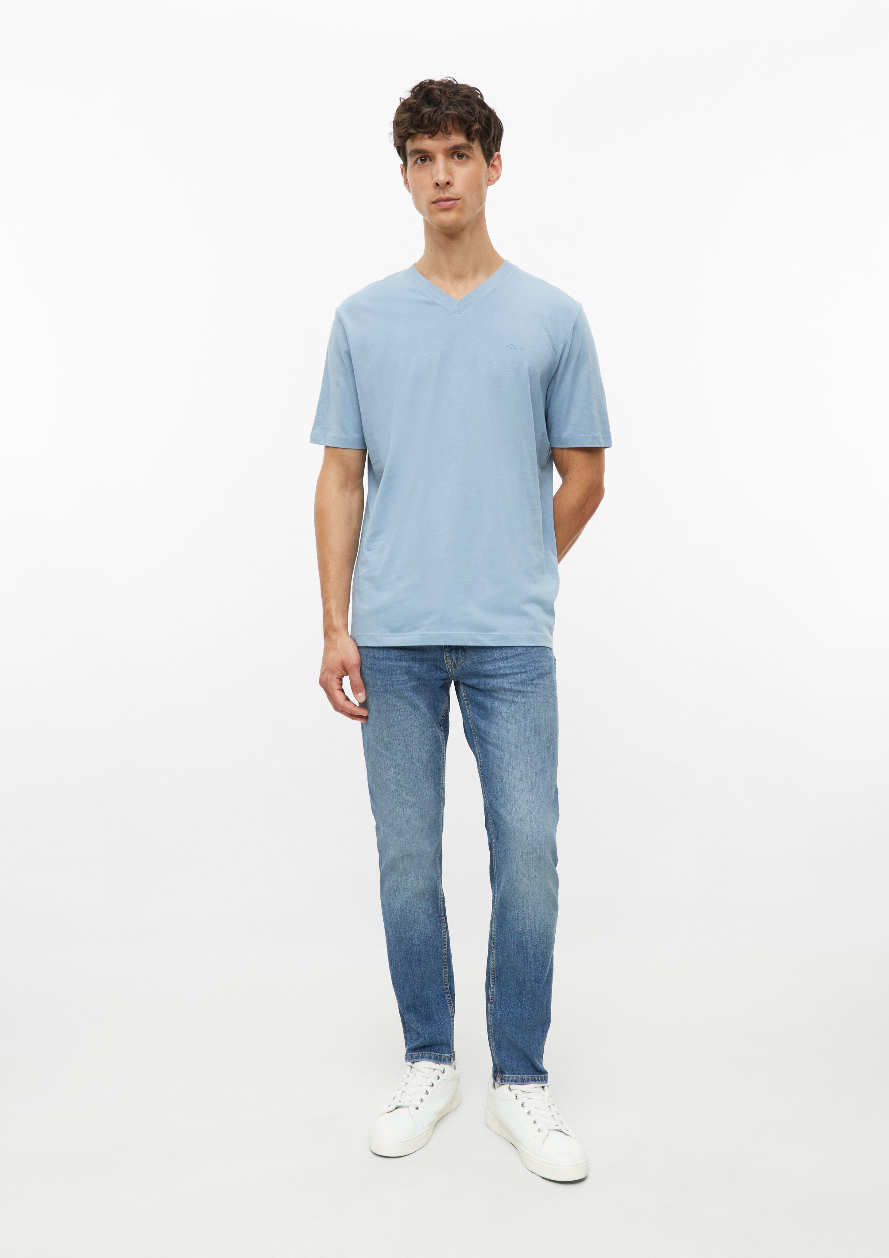 Herren Baumwoll-T-Shirt mit Logo-Print und V-Neck in blau von s.Oliver