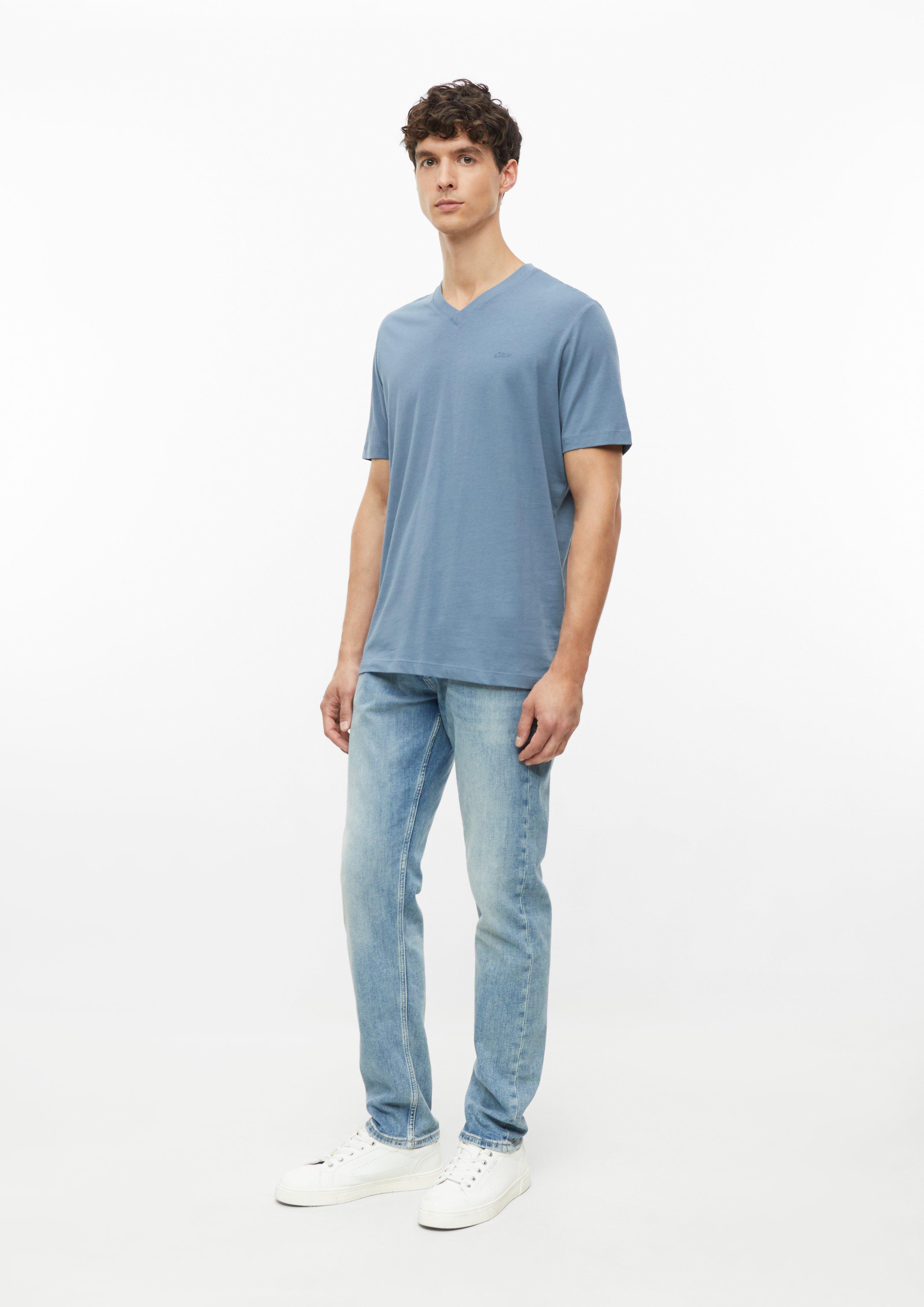 Herren Baumwoll-T-Shirt mit Logo-Print und V-Neck in blau von s.Oliver