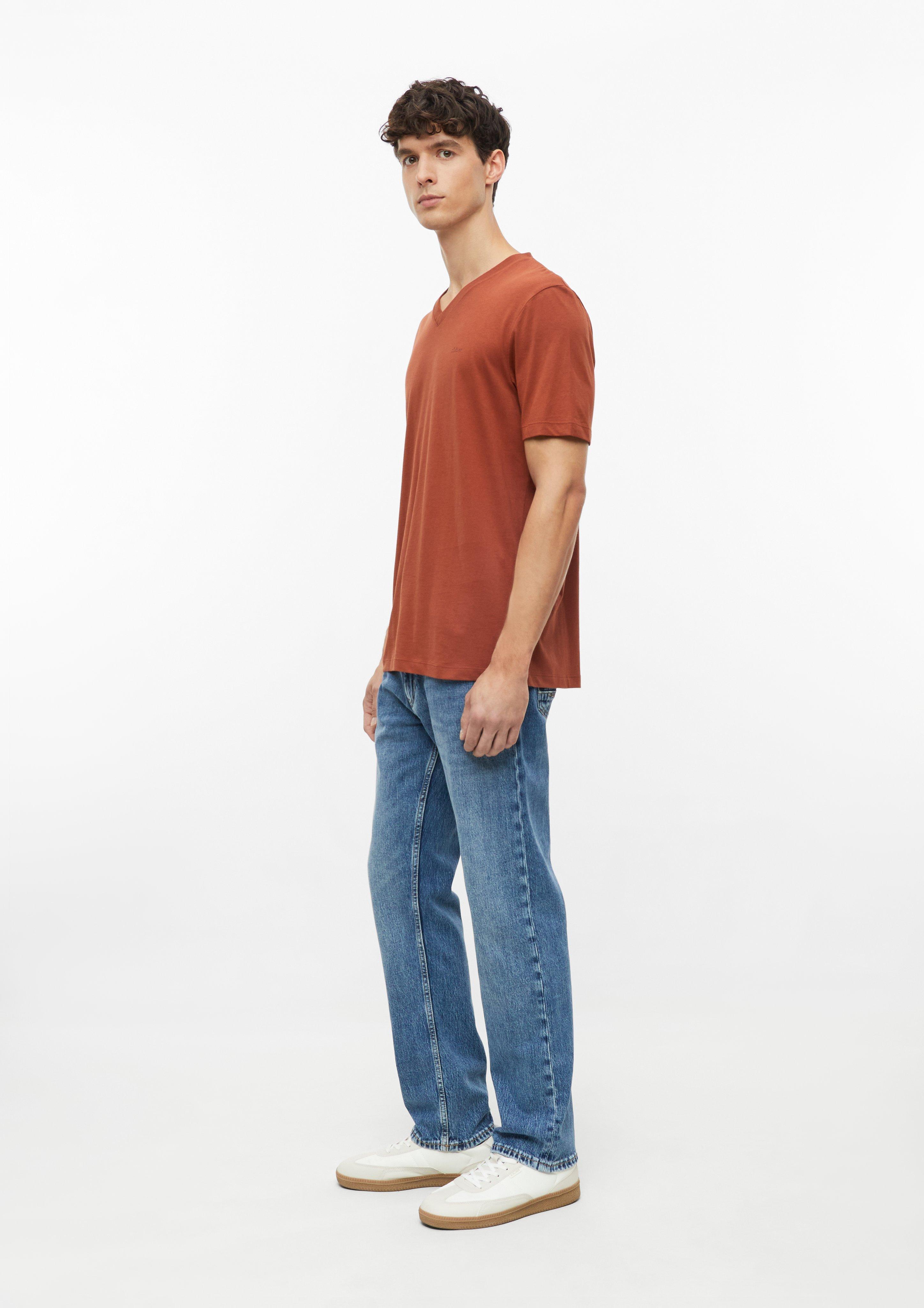 Herren Baumwoll-T-Shirt mit Logo-Print und V-Neck in orange von s.Oliver