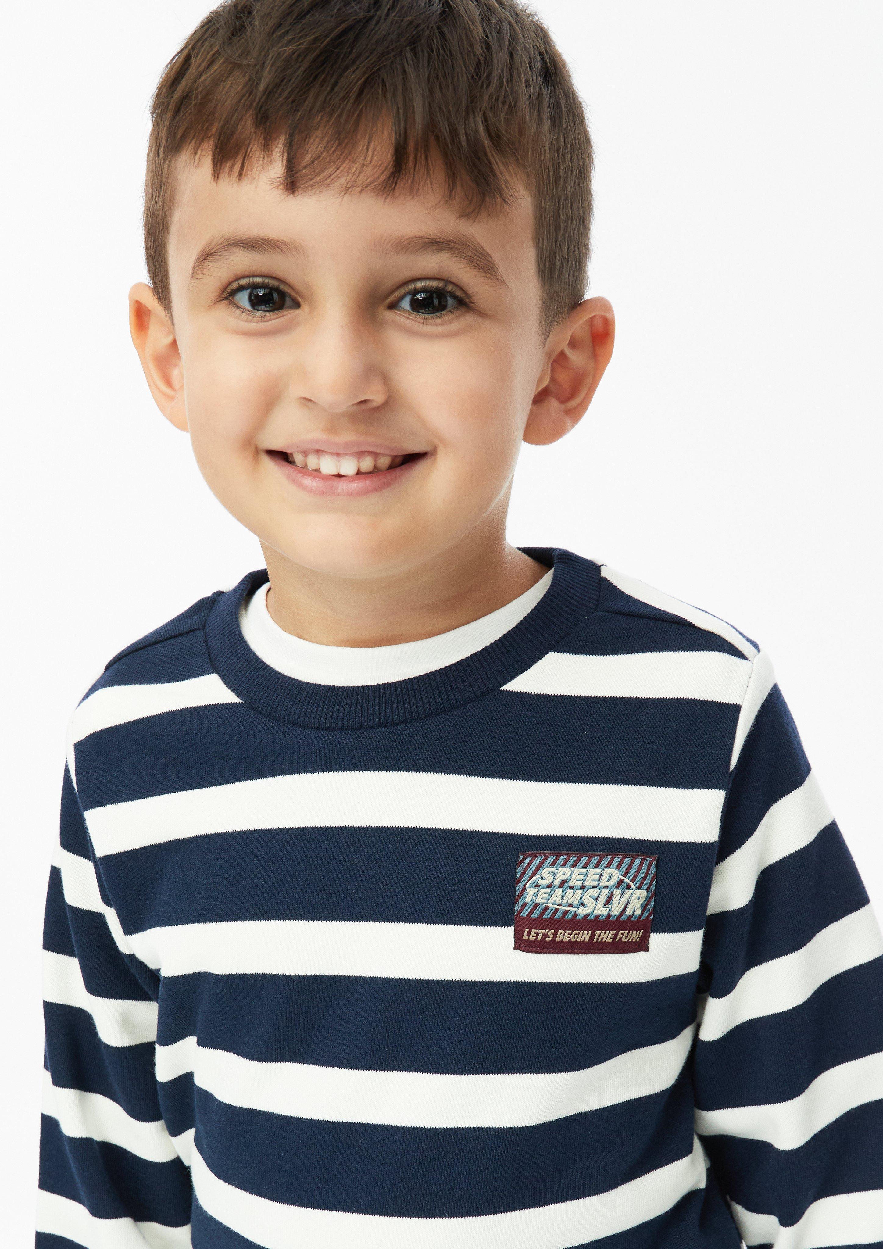 Kinder Gestreiftes Sweatshirt mit Rippbündchen und kleinem Patch in blau von s.Oliver