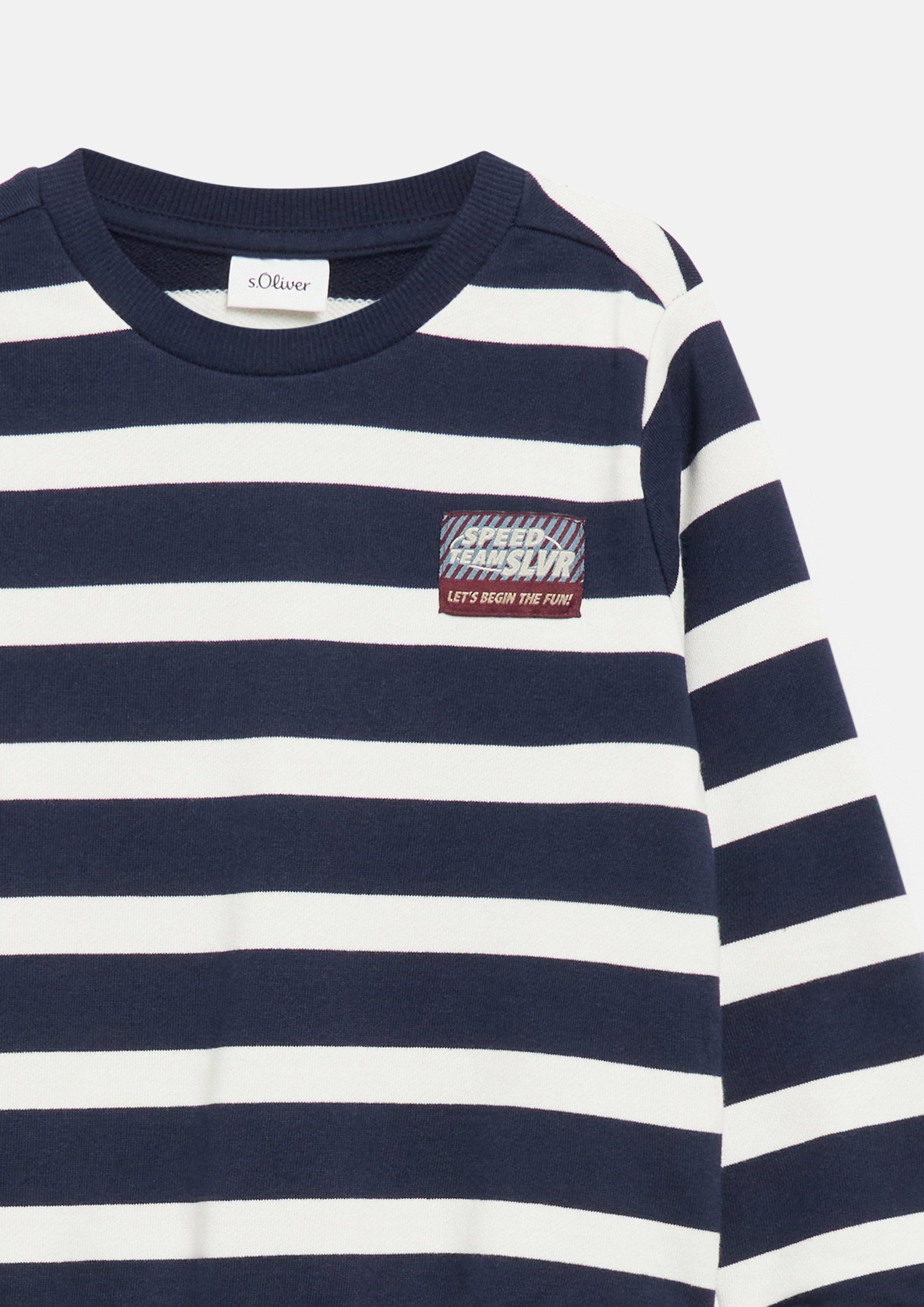 Kinder Gestreiftes Sweatshirt mit Rippbündchen und kleinem Patch in blau von s.Oliver