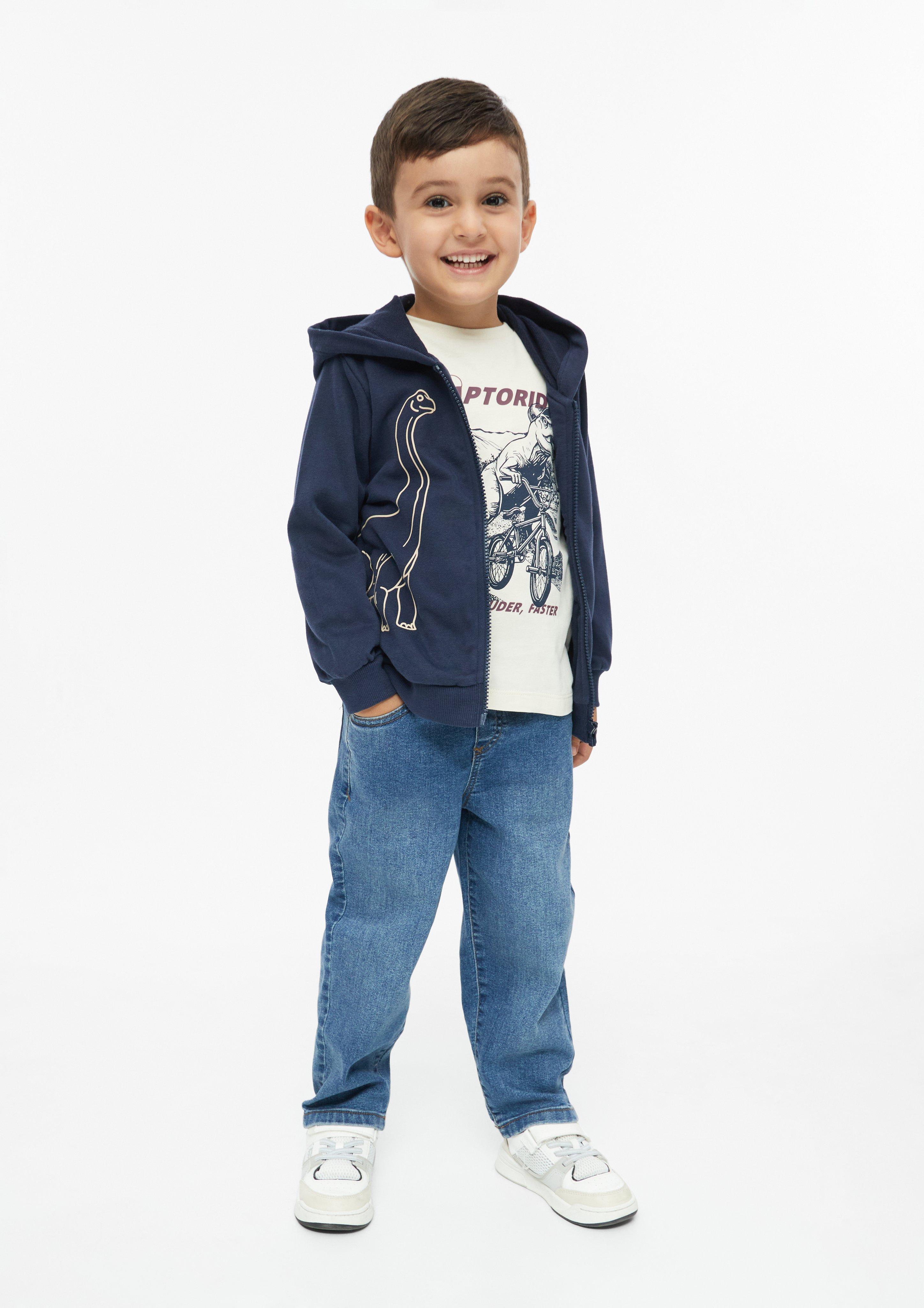 Kinder Sweatjacke mit Kapuze und umlaufendem Dino-Print in blau von s.Oliver